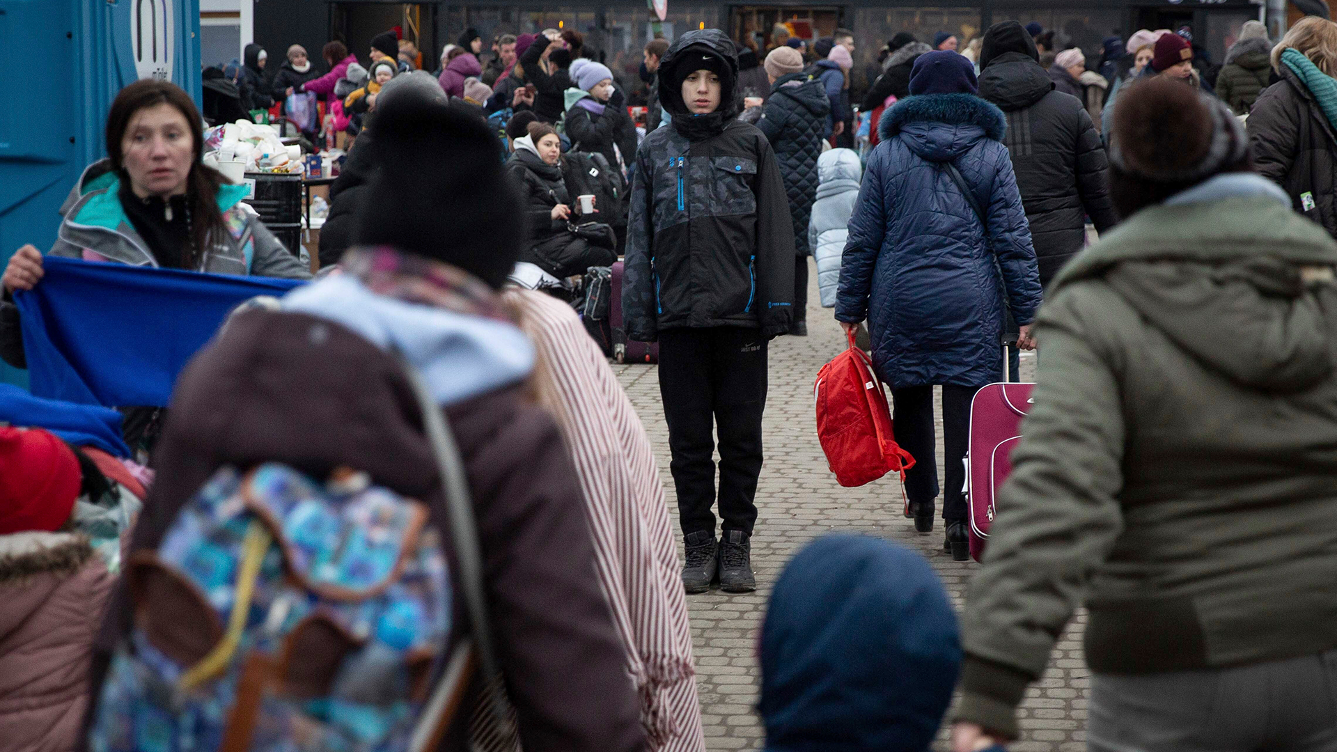 Flüchtlinge, meist Frauen mit Kindern, kommen am Sonntag am Grenzübergang in Medyka, Polen, an. | dpa