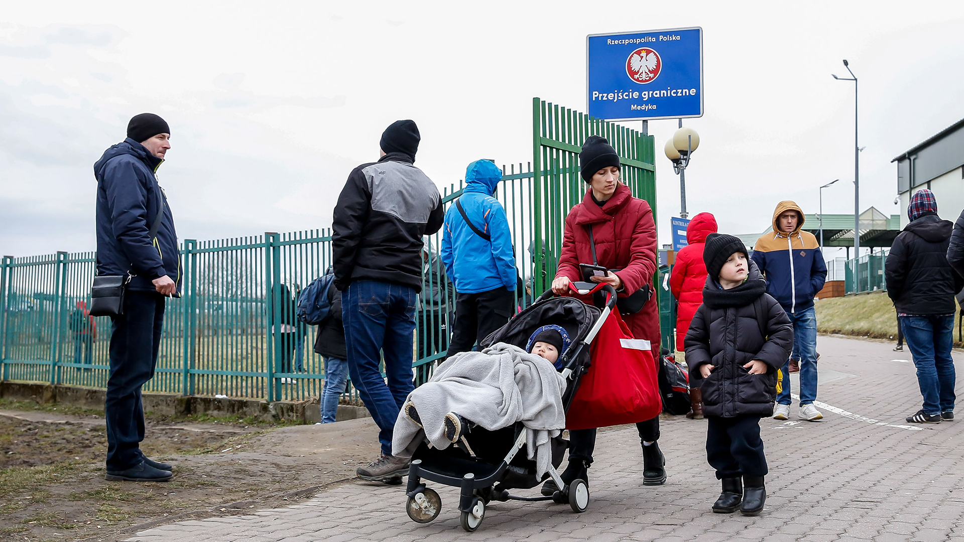 Ukrainische Bürger am Grenzübergang Medyka in Polen. | dpa