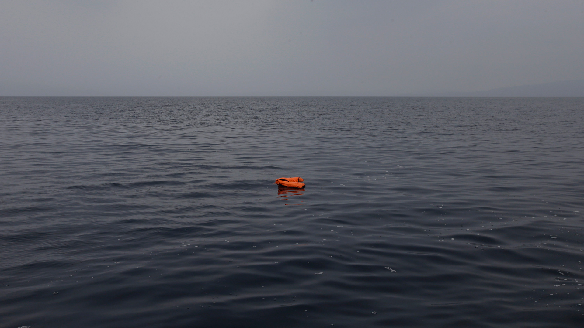 Eine Schwimmweste treibt auf dem Mittelmeer | AP