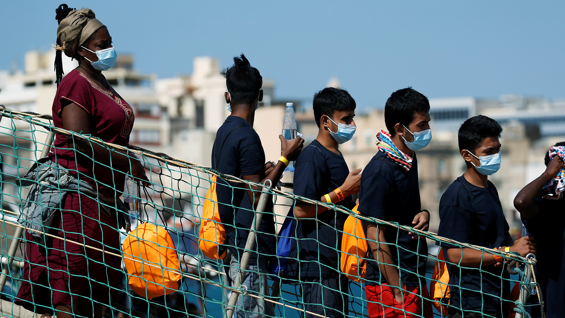 Flüchtlinge gehen im Hafen von Sizilien von Bord eines Schiffes. | REUTERS