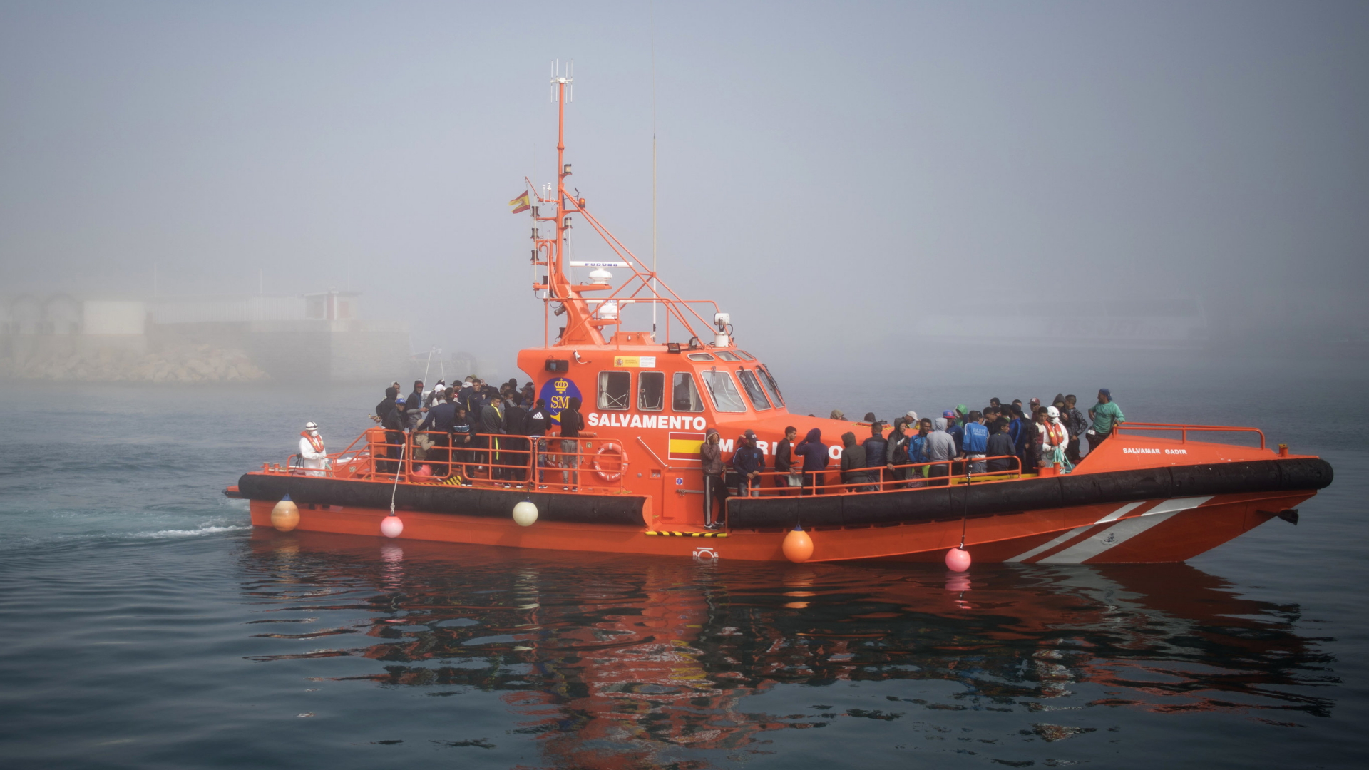 Ein Rettungsschiff bringt Bootsflüchtlinge ins spanische Tarifa.