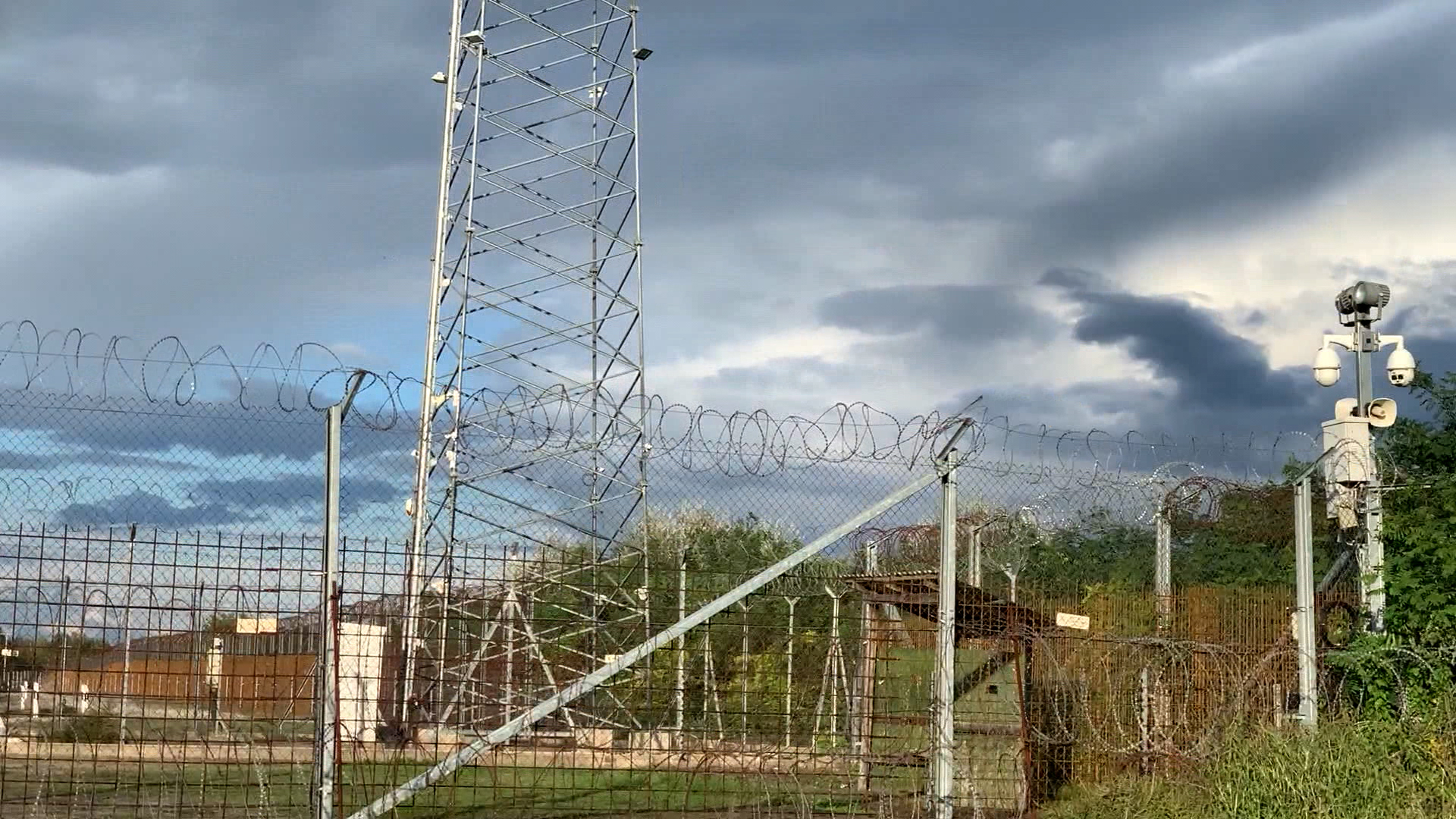 Der Grenzzaun von Ungarn ist mit Stacheldraht und Kameras gesichert. | ARD Wien