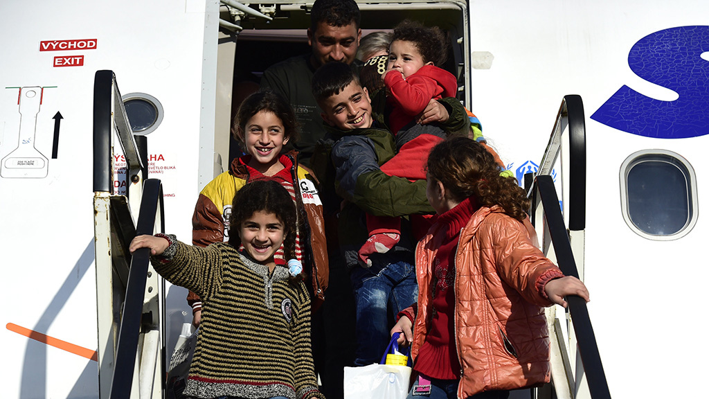 Syrische Flüchtlinge steigen in Hannover aus dem Flugzeug