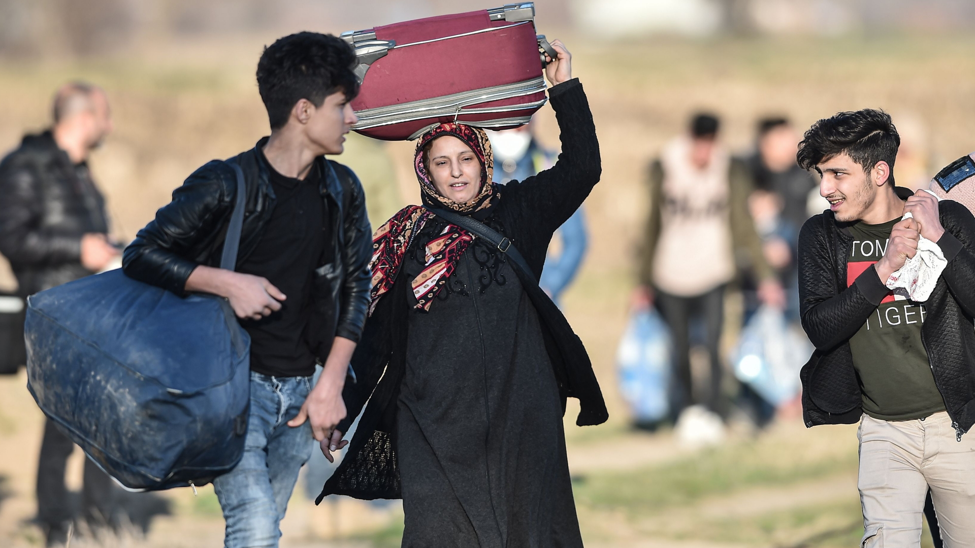 Flüchtlinge laufen im Bezirk Edirne in der Türkei Richtung griechischer Grenze. | AFP