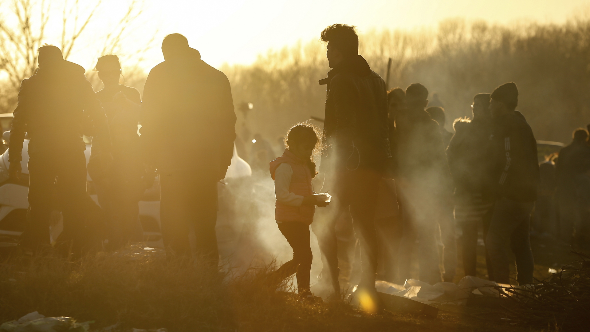 Migranten und Flüchtlinge versammeln sich auf einem Feld an der Grenze zwischen Griechenland und der Türkei, um nach Griechenland zu gelangen.  | dpa