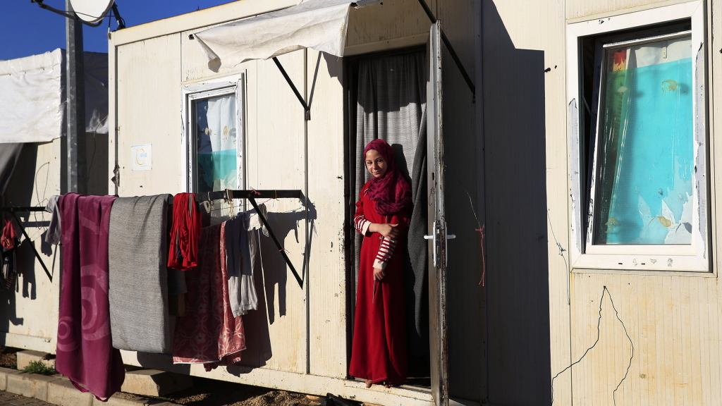 Syrische Flüchtlinge in einem Lager bei Kilis an der türkisch-syrischen Grenze.  | Bildquelle: AP