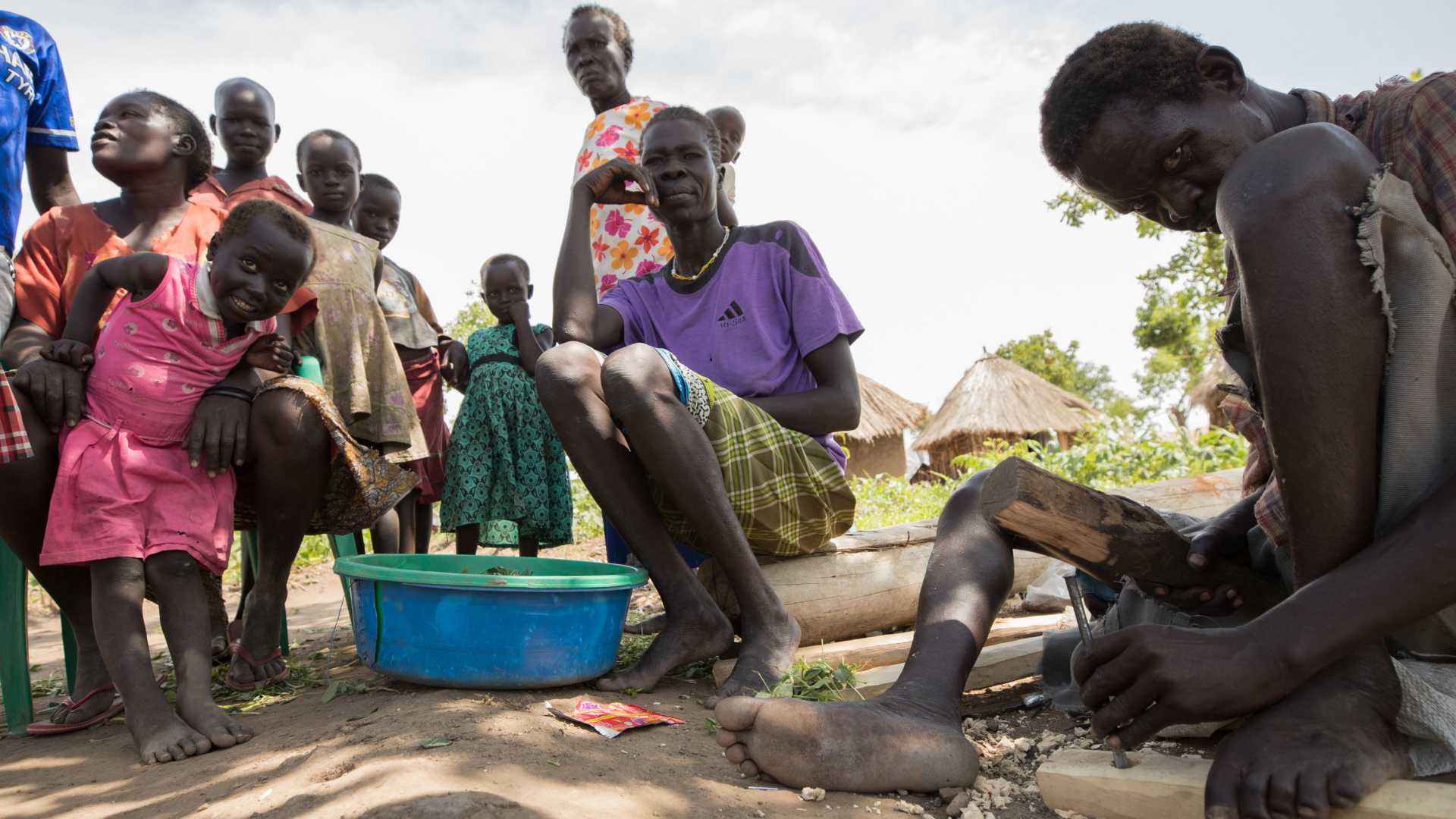 Flüchtlinge aus dem Südsudan sitzen im Flüchtlingslager Bidi Bidi in Yumbe, Uganda zusammen.