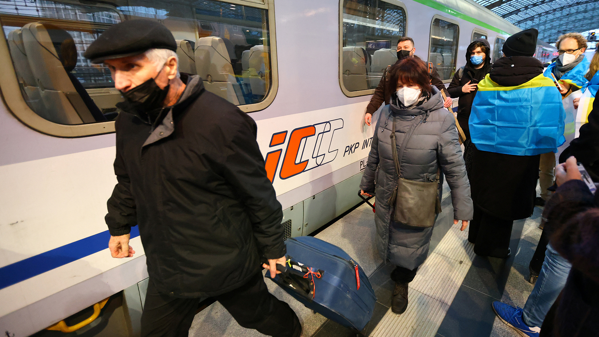 Menschen aus Kiew steigen aus dem Zug am Berliner Hauptbahnhof aus. | REUTERS