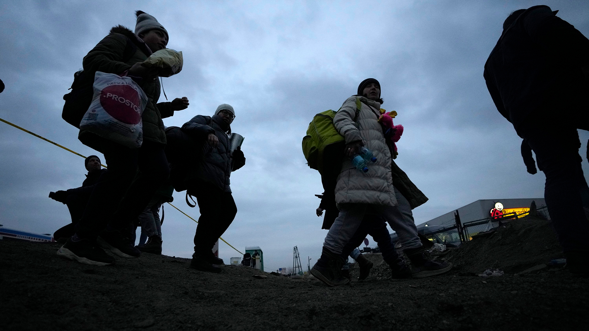 Ukrainische Flüchtlinge kommen am Grenzübergang in Medyka im Südosten Polens an.  | AP