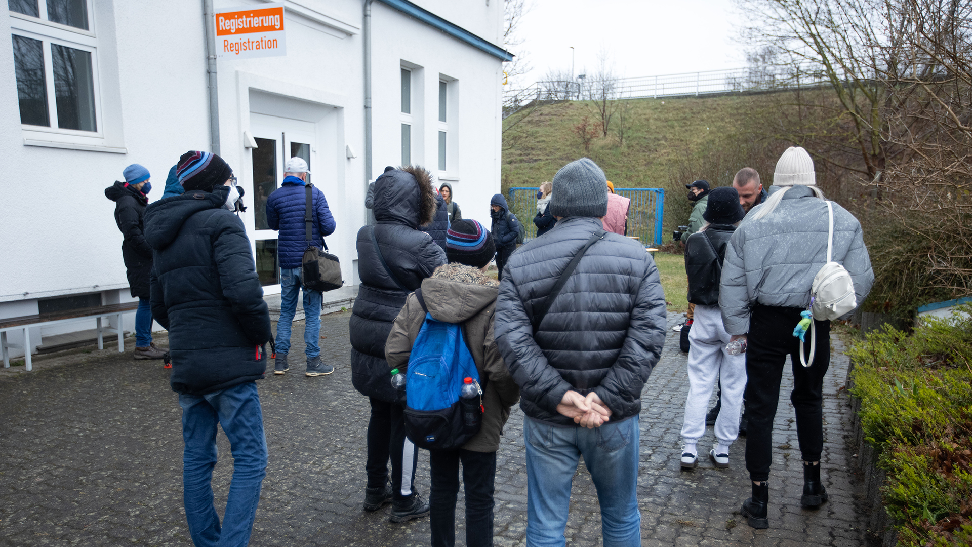 Geflüchtete aus der Ukraine warten vor der zentralen Erfassungsstelle für Ukraine-Flüchtlinge in Mecklenburg-Vorpommern. (Archivbild: 04.05.2022) | dpa