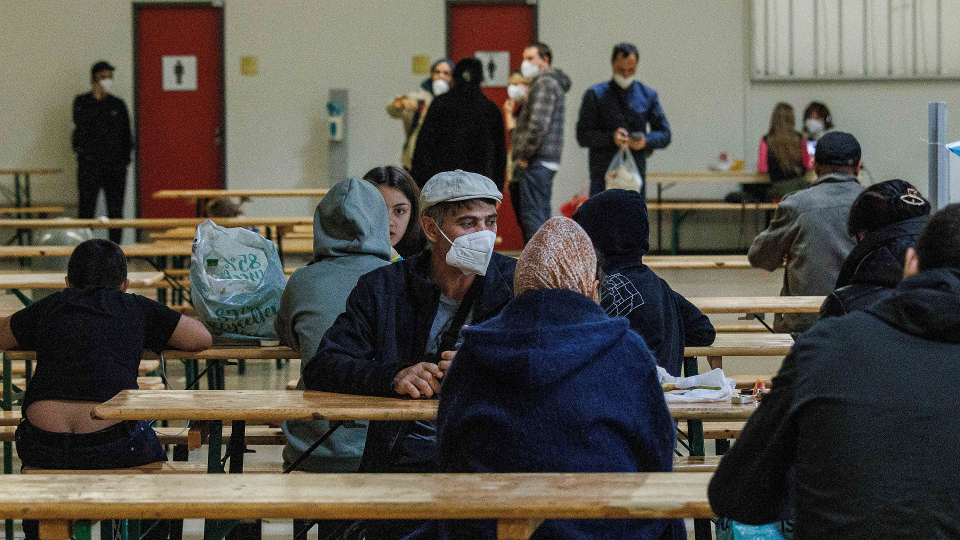 Geflüchtete Menschen aus der Ukraine sitzen im Aufenthaltsraum im Ukraine-Ankunftszentrum Tegel, Terminal C, im ehemaligen Flughafen Tegel