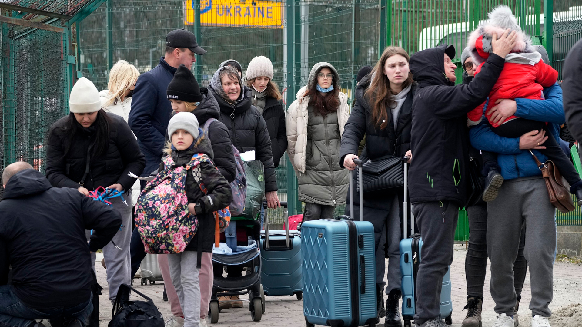 Menschen aus der Ukraine kommen am Grenzübergang in Medyka im Südosten Polens an. | AP