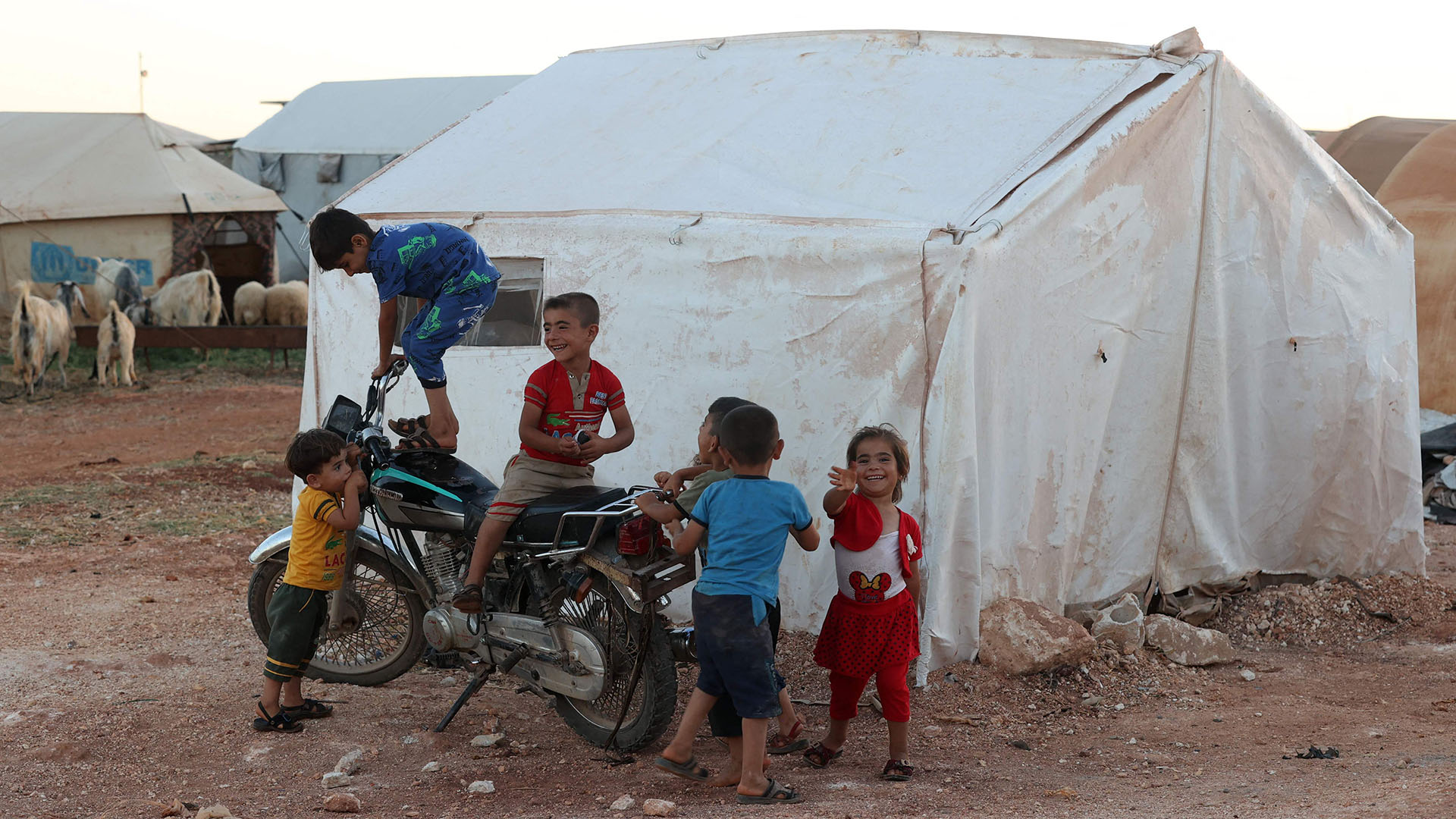 Kinder spielen in einem Flüchtlingscamp in Maaret Misrin | AFP