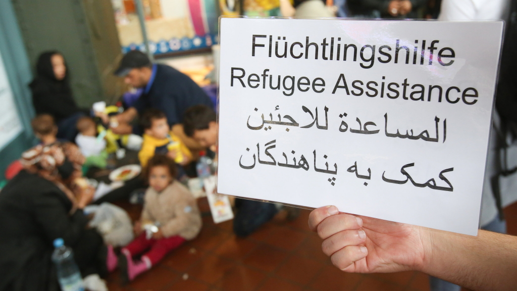 Schild mit der Aufschrift Flüchtlingshilfe