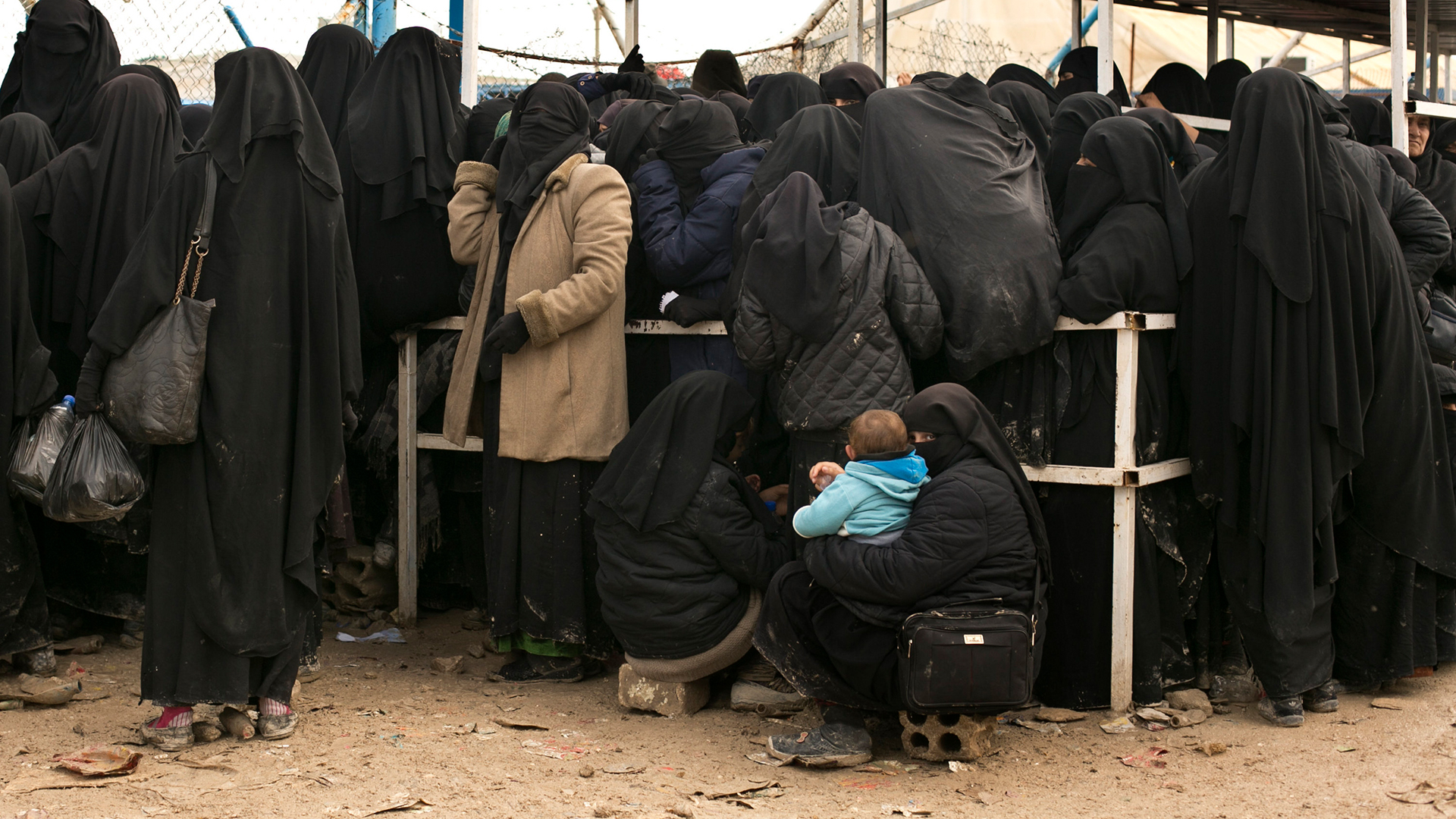 Frauen stellen sich für Hilfsgüter im Lager al Hol an. (Archivbild März 2019) | dpa