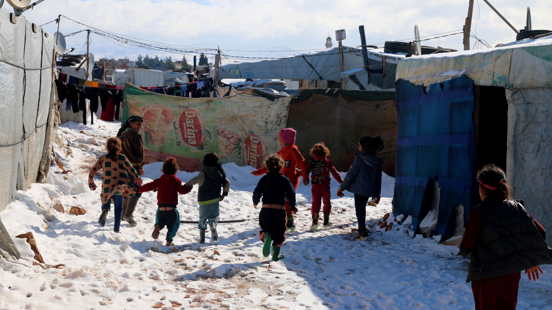 Syrische Kinder laufen im syrischen Flüchtlingslager al-Hilal im libanesischen Bekaa-Tal durch den Schnee. | AFP