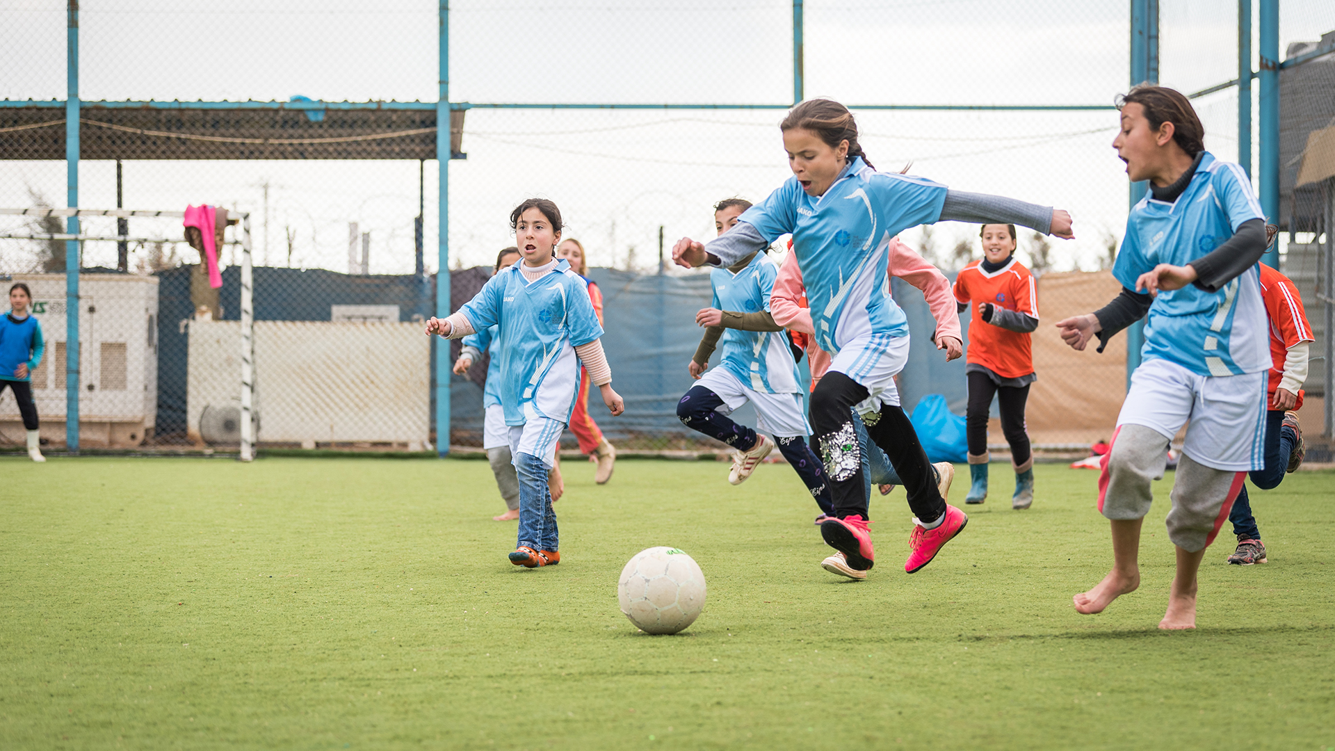 Mädchen spielen Fußball auf dem Fußballplatz im Flüchtlingslager Zataari. | Lutheran World Federation / Albin Hillert