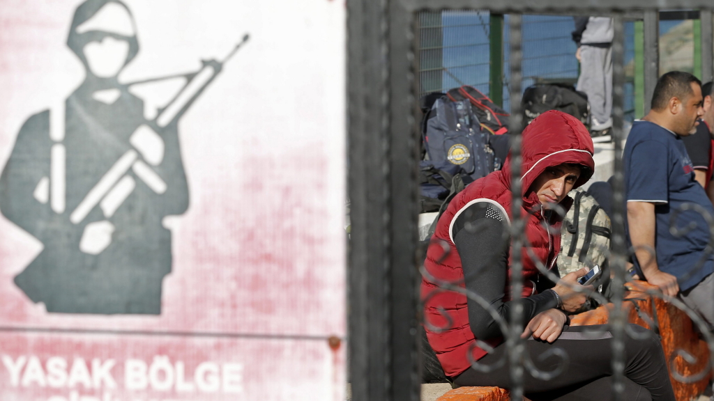 Migranten warten auf den Weitertransport an der türkischen Küste bei Izmir.