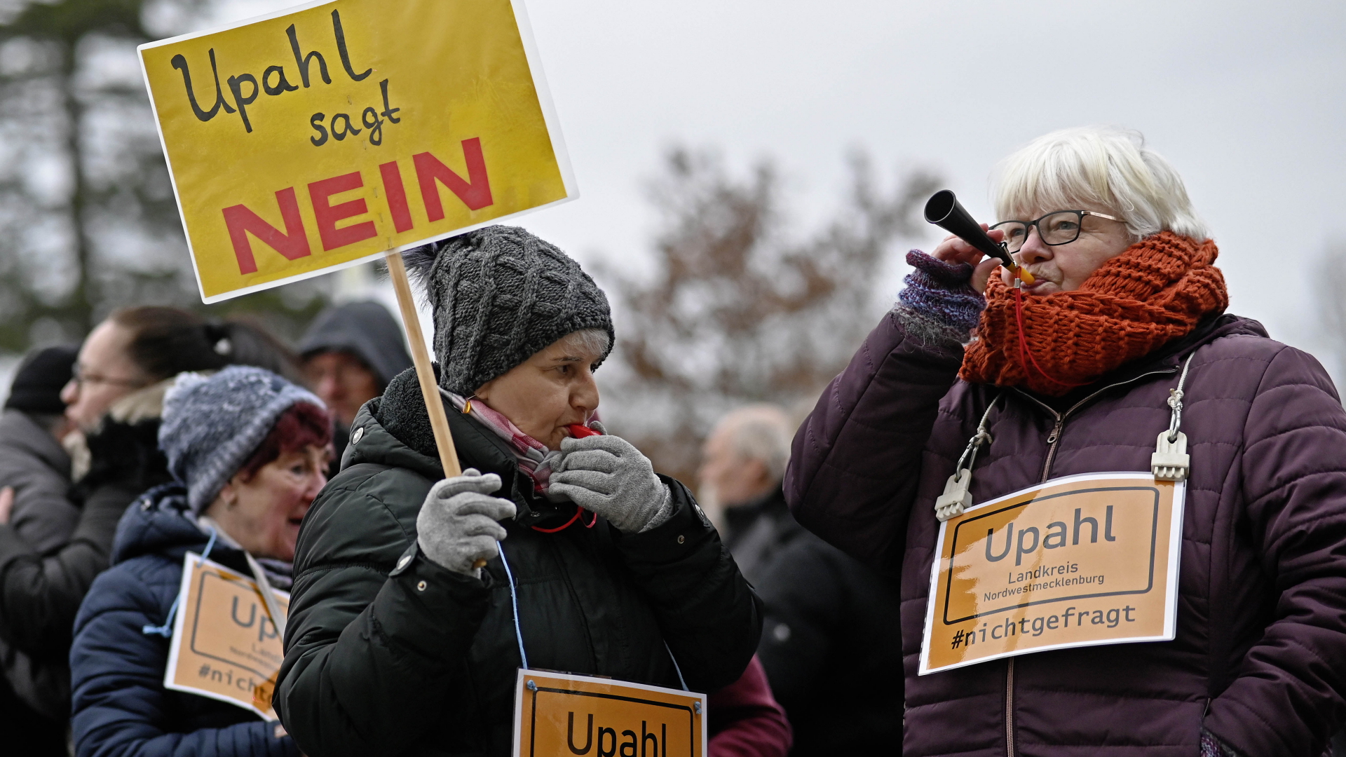 Menschen demonstrieren mit Schildern mit der Aufschrift "Upahl sagt nein" und "Upahl #nichtgefragt" gegen eine geplante Flüchtlingsunterkunft in Nordwestmecklenburg. | dpa