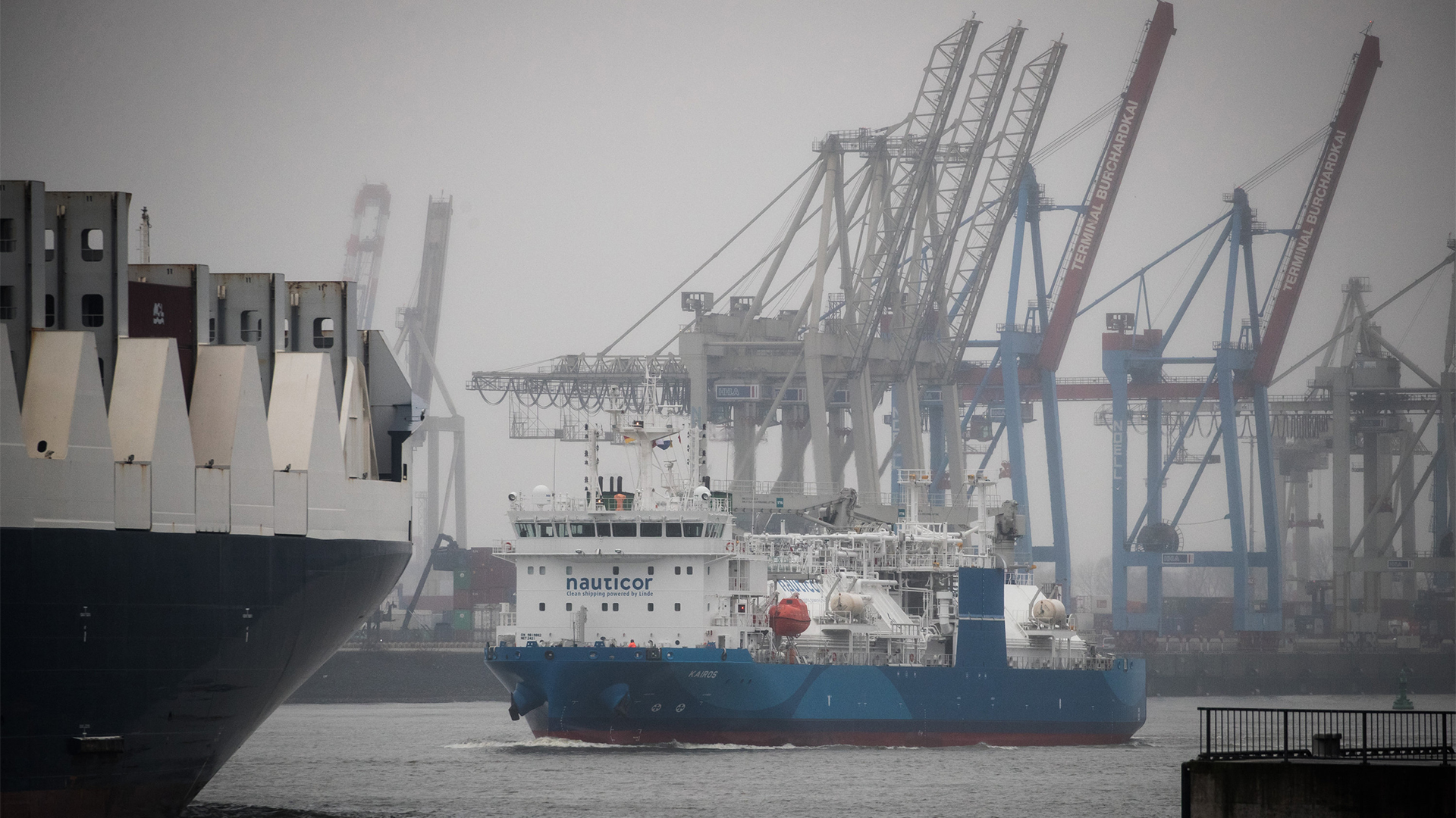 Das LNG-Bunker-Schiff "Kairos" läuft den Hafen von Hamburg an | dpa
