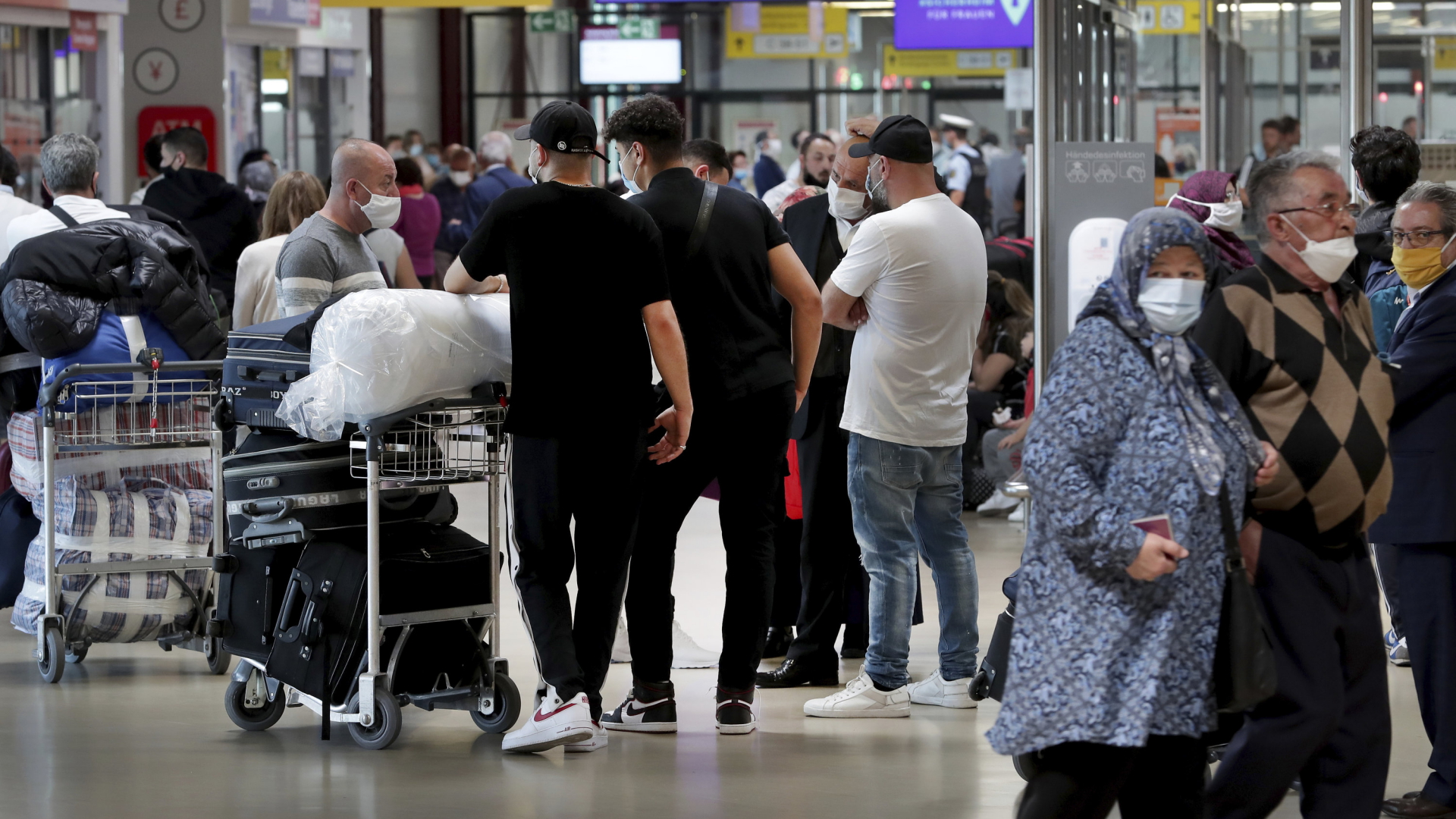 Reisende nach Izmir auf dem Flughafen Berlin-Tegel im Juni 2020 | AP