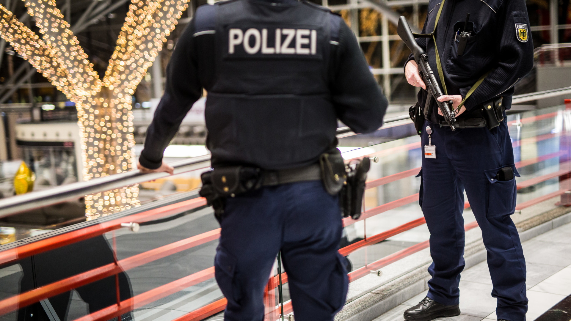Beamte der Bundespolizei kontrollieren das Terminal 1 am Stuttgarter Flughafen. | Bildquelle: dpa