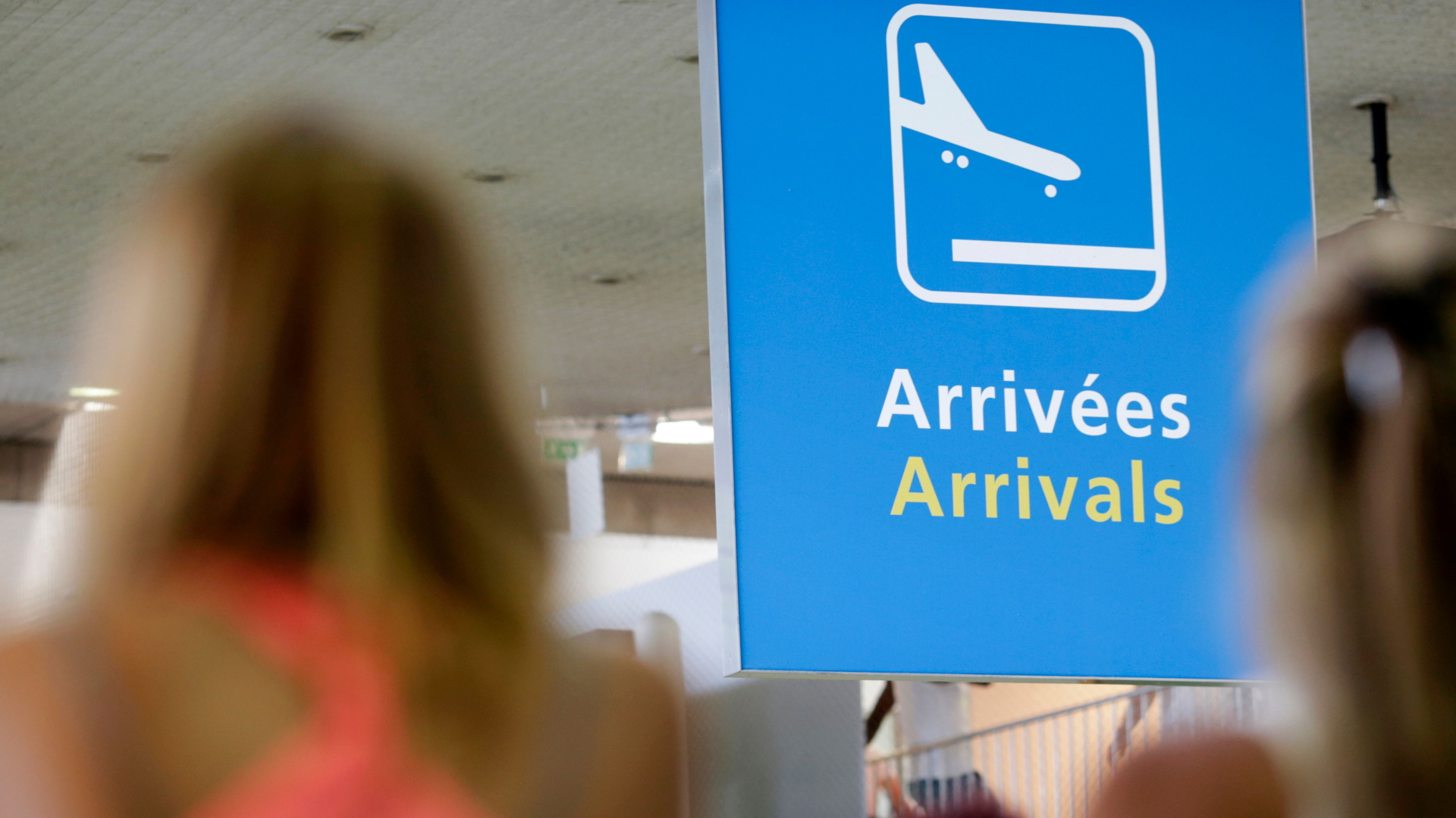 Wartende im Ankunftsbreich eines Flughafens | AFP