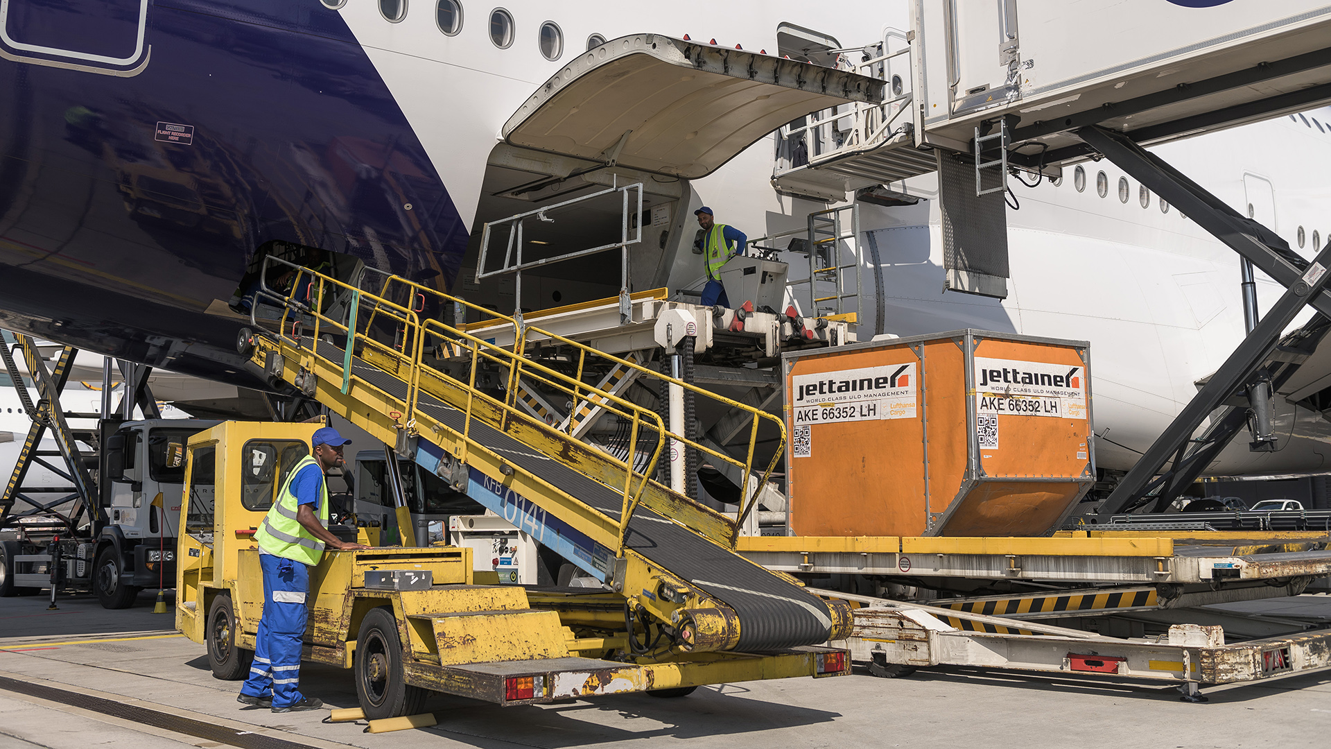 Mitarbeiter von Fraport verladen auf dem Vorfeld des Flughafen Frankfurt eine Box in einen Airbus A380. | dpa