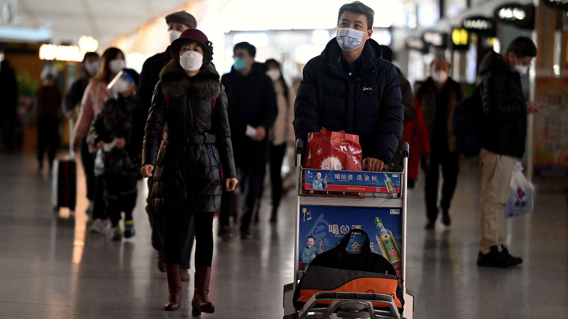 Passagiere schieben ihr Gepäck am Flughafen in China. | AFP
