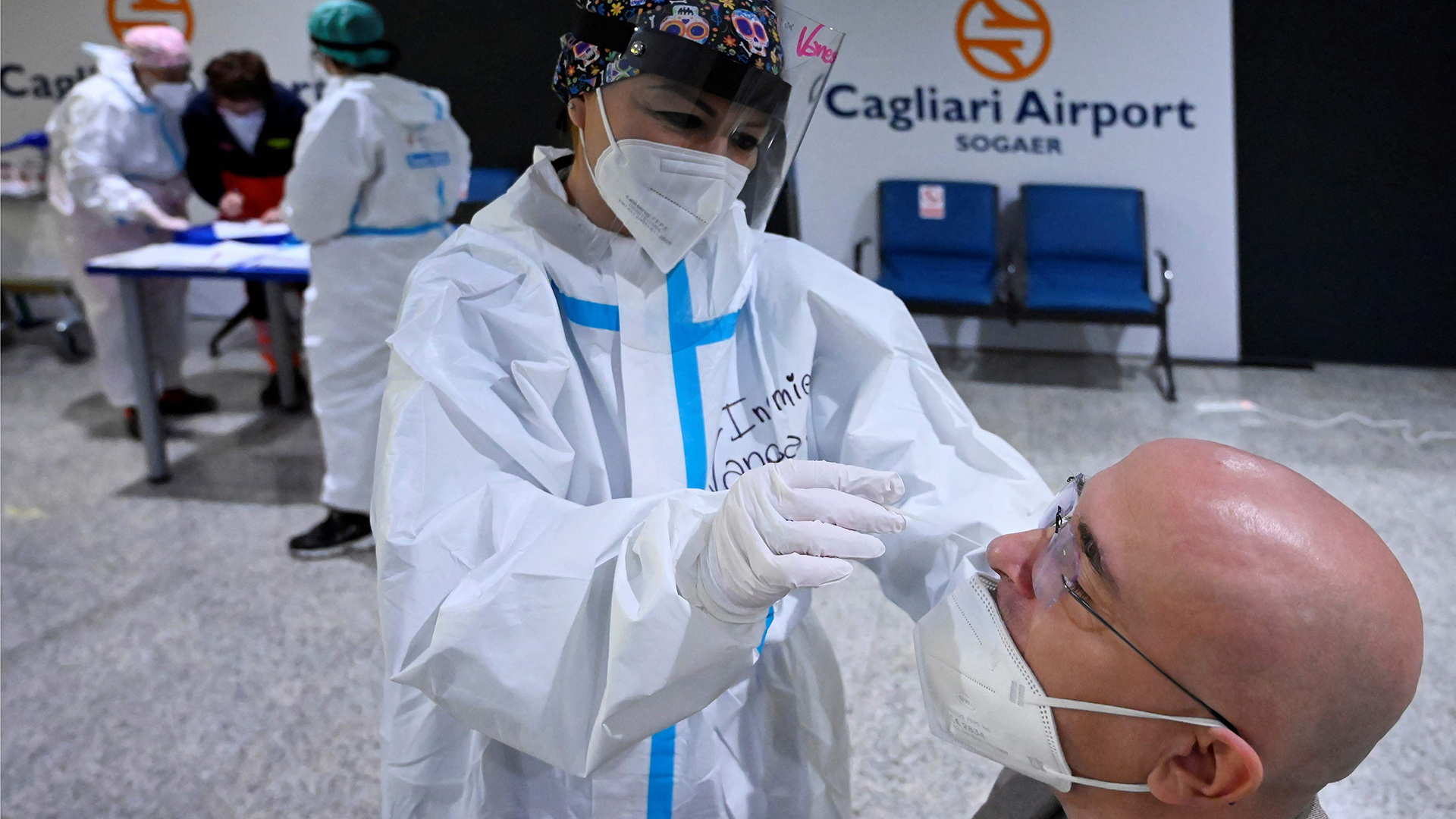 Bei einem Mann wird im Flughafen in Cagliari auf Sardinen ein Corona-Abstrich genommen, Italien | AFP