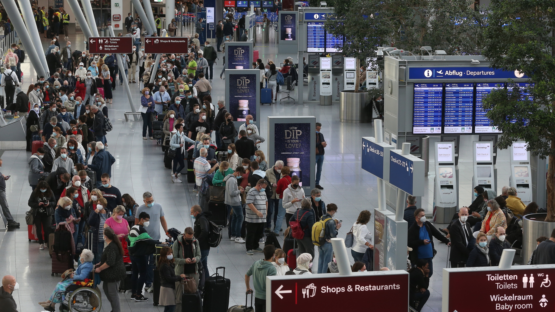 Passagiere warten am Flughafen Düsseldorf | dpa