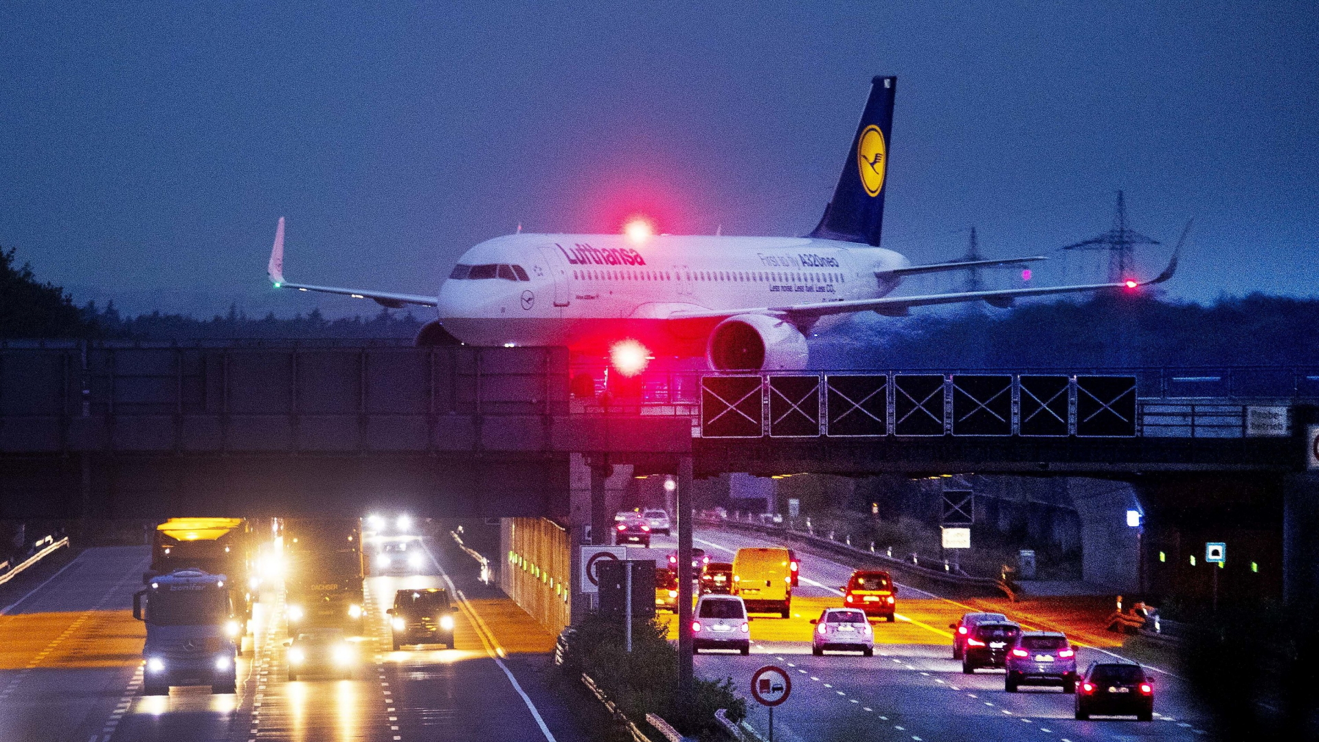 Eine Lufthansa-Maschine ist auf dem Landeanflug in Frankfurt. | Bildquelle: AP