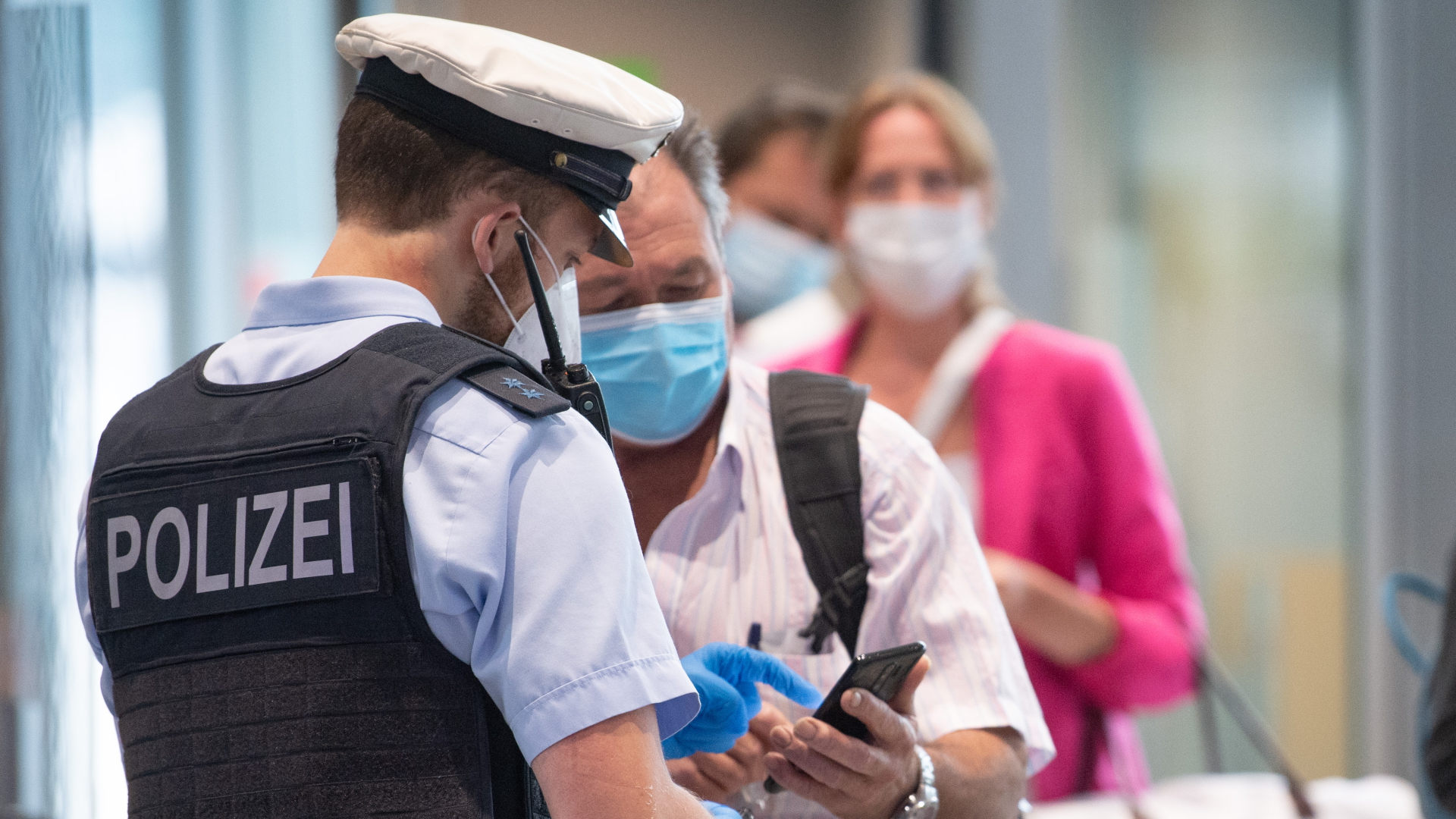 Bundespolizisten kontrollieren auf dem Frankfurter Flughafen Passagiere | dpa