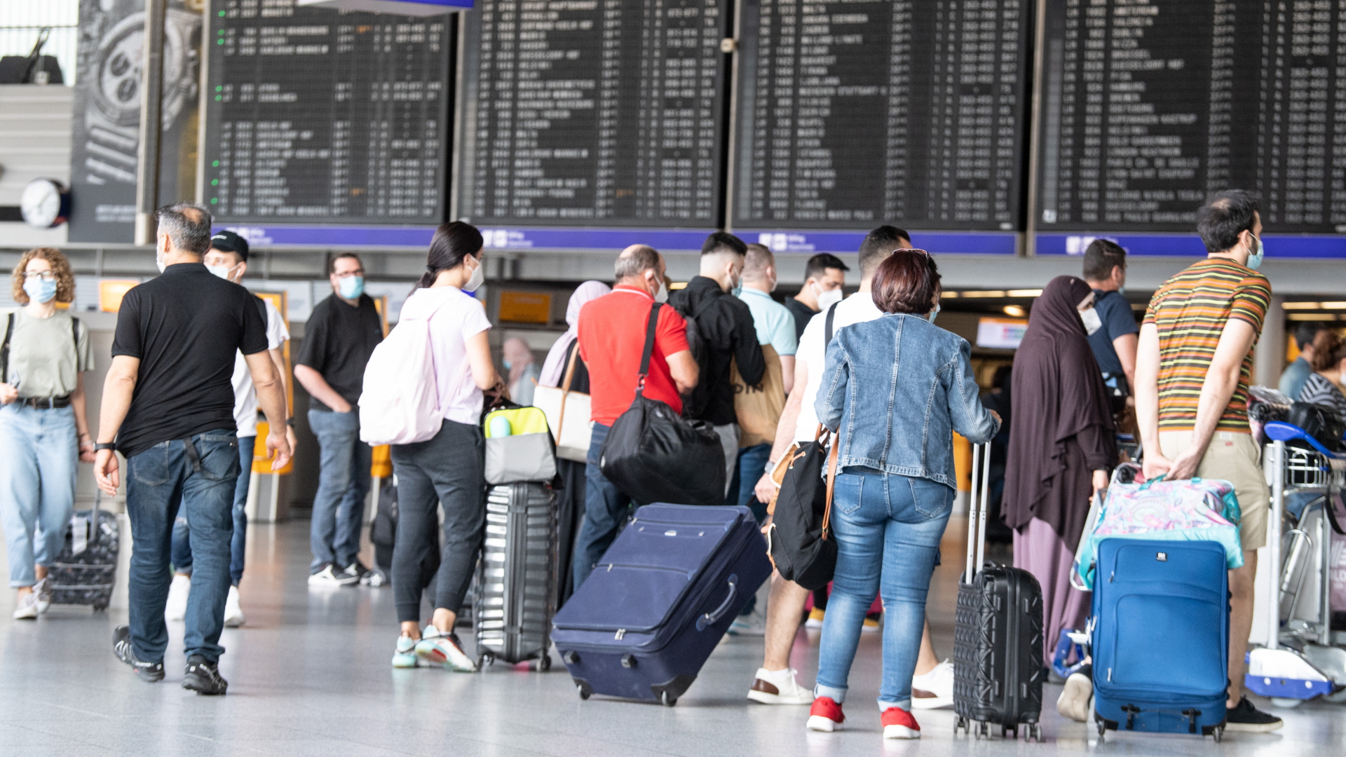 Passagiere warten auf dem Flughafen Frankfurt/Main. | dpa