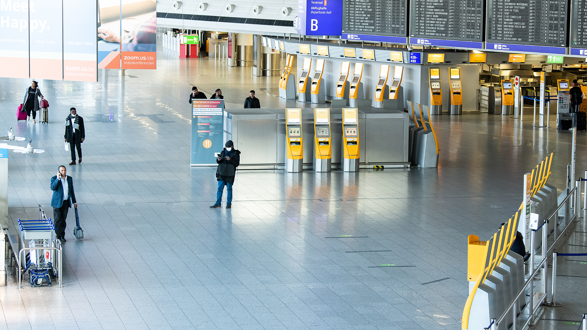 Nur vereinzelt sind Reisende am Terminal 2 des Flughafen Frankfurt unterwegs