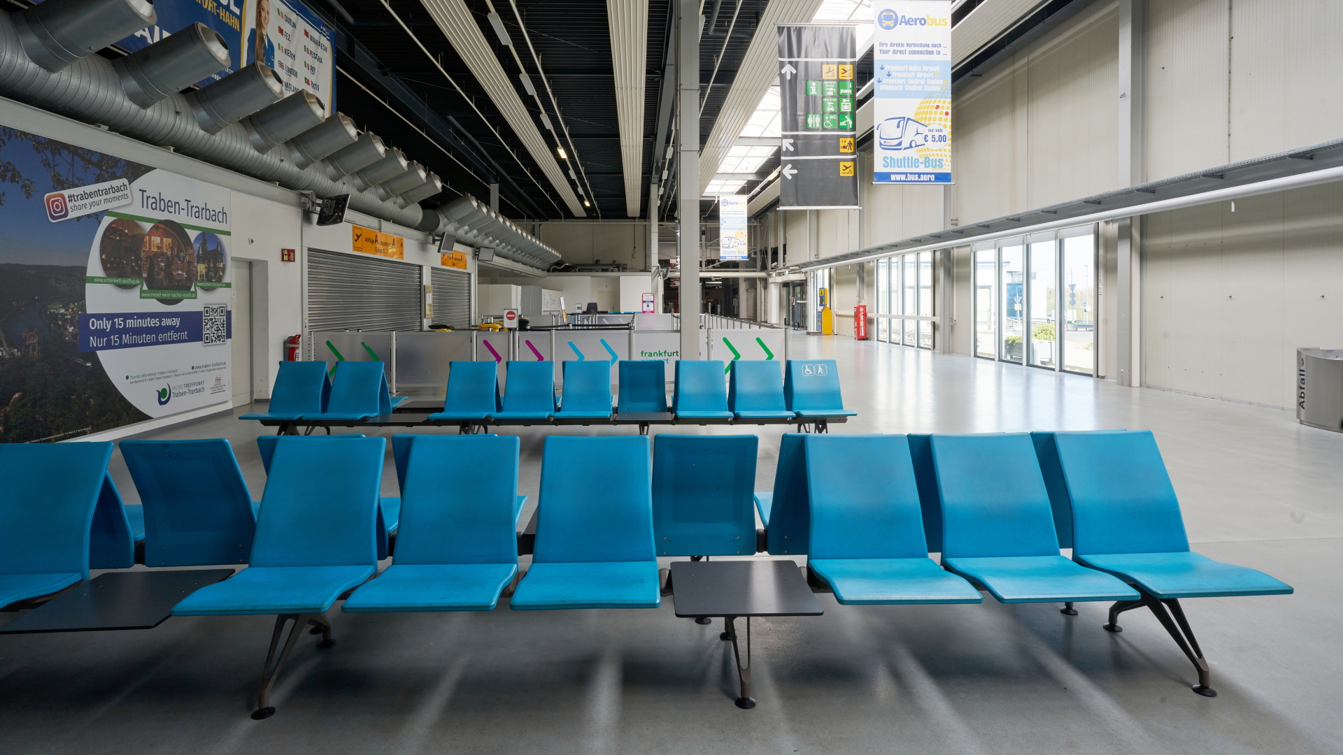 Leere Sitze im Flughafen Hahn | dpa