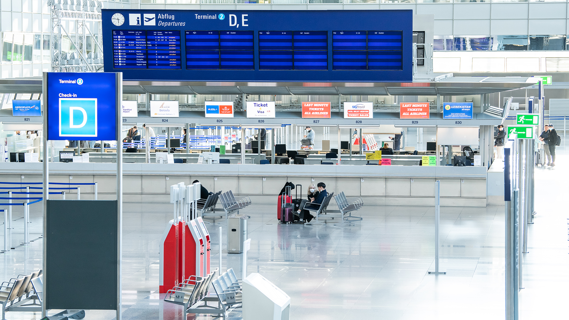 Nur vereinzelt sind Reisende am Terminal 2 des Flughafen Frankfurt unterwegs | dpa