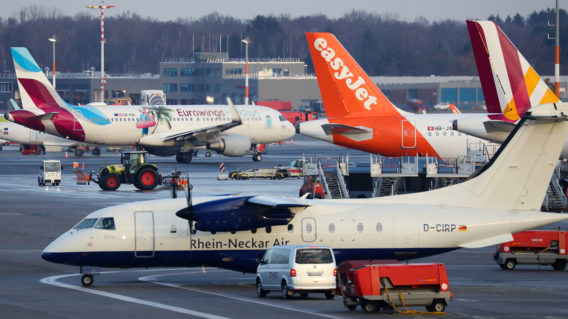 Maschinen verschiedener Fluggesellschaften werden am Flughafen Hamburg abgefertigt | picture alliance/dpa