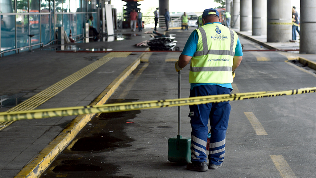 Aufräumarbeiten am Atatürk-Flughafen in Istanbul | null