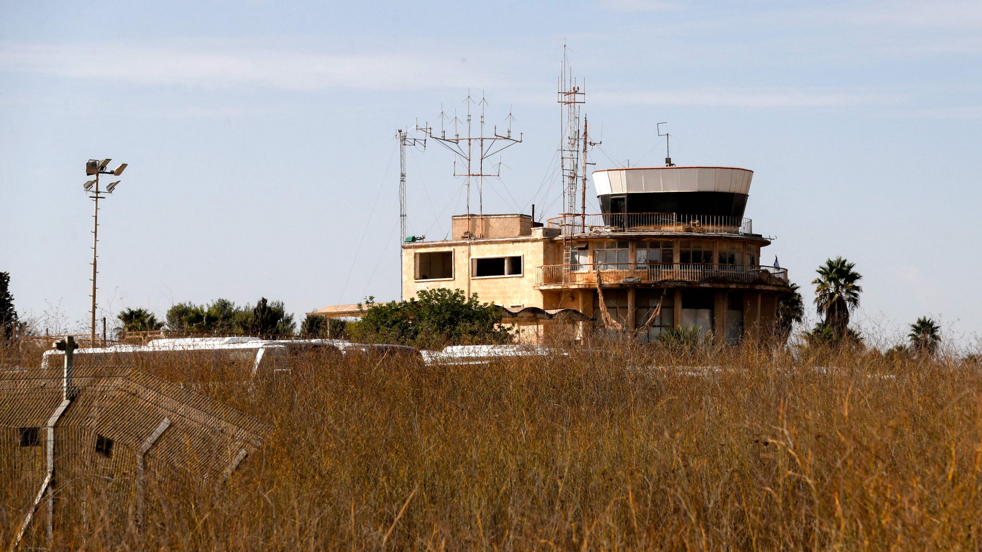 Der verlassene und verwucherte Flughafen Jerusalem. | AFP