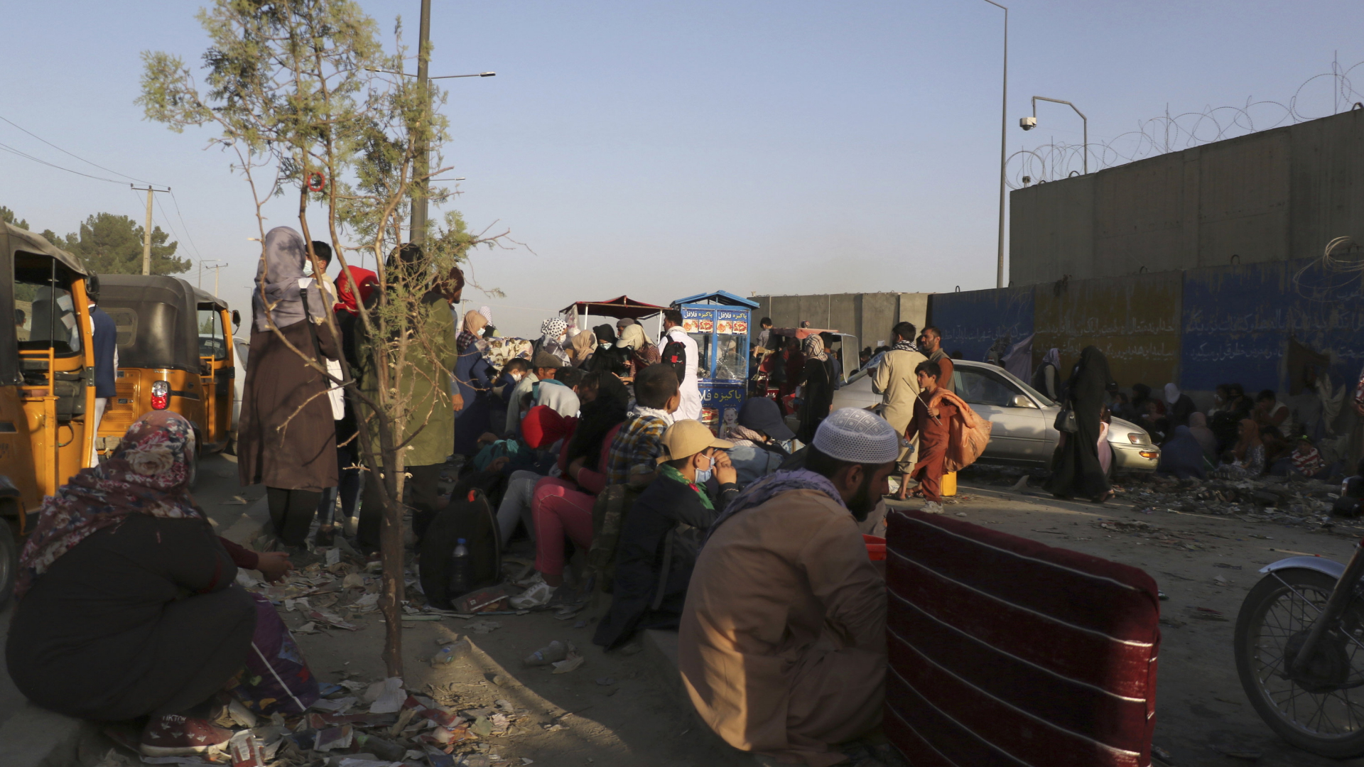 Menschen warten vor dem Flughafen in Afghanistans Hauptstadt Kabul | AP