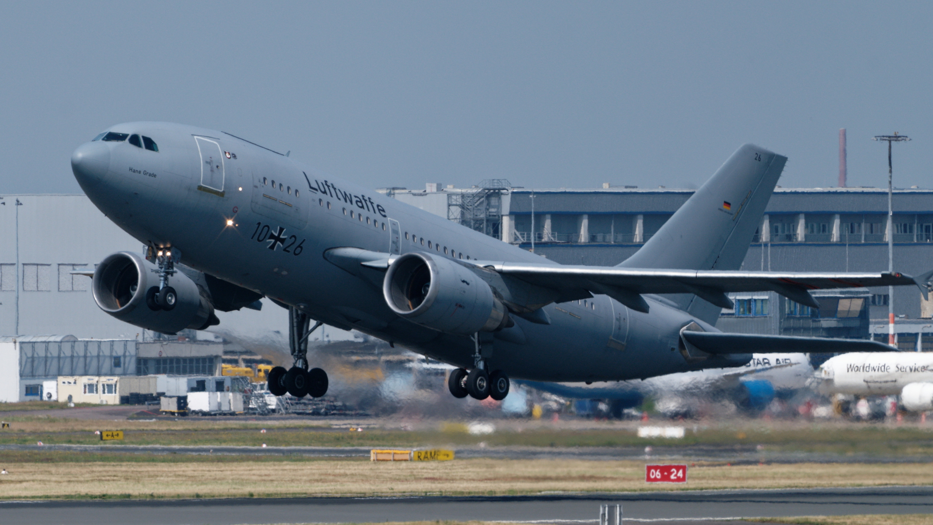 Der Airbus A310 MedEvac der Bundeswehr startet auf dem Flughafen Köln Bonn. | dpa