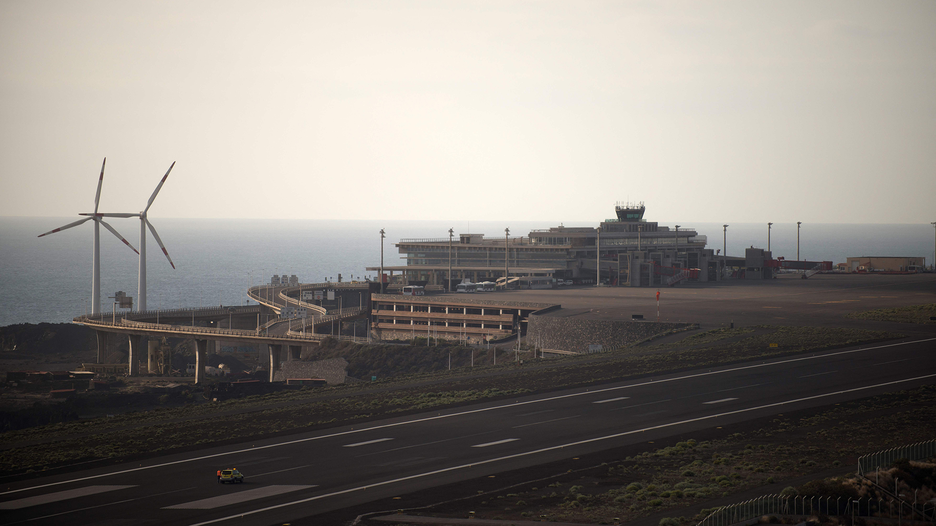 Blick auf den geschlossenen und leeren Flughafen auf der Kanarischen Insel La Palma. | AFP