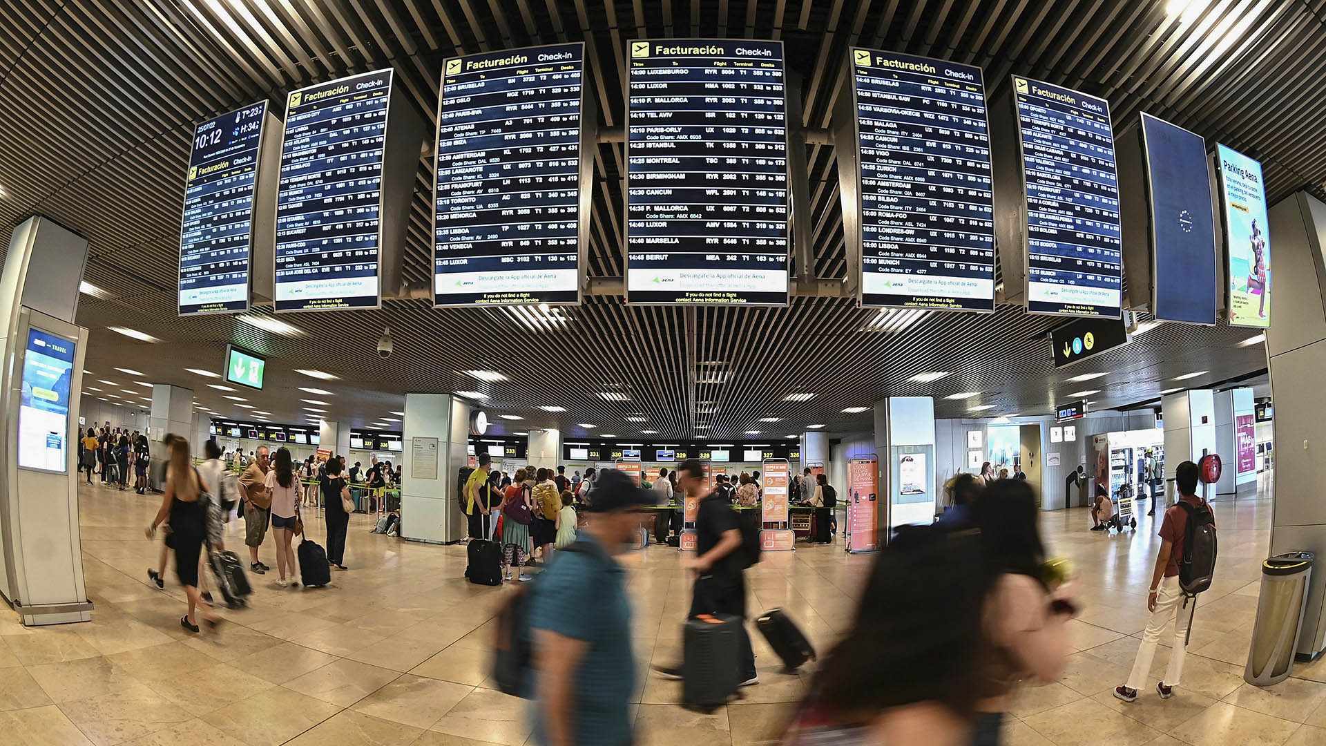 Anzeigetafeln am Adolfo Suarez Airport in Madrid. | EPA
