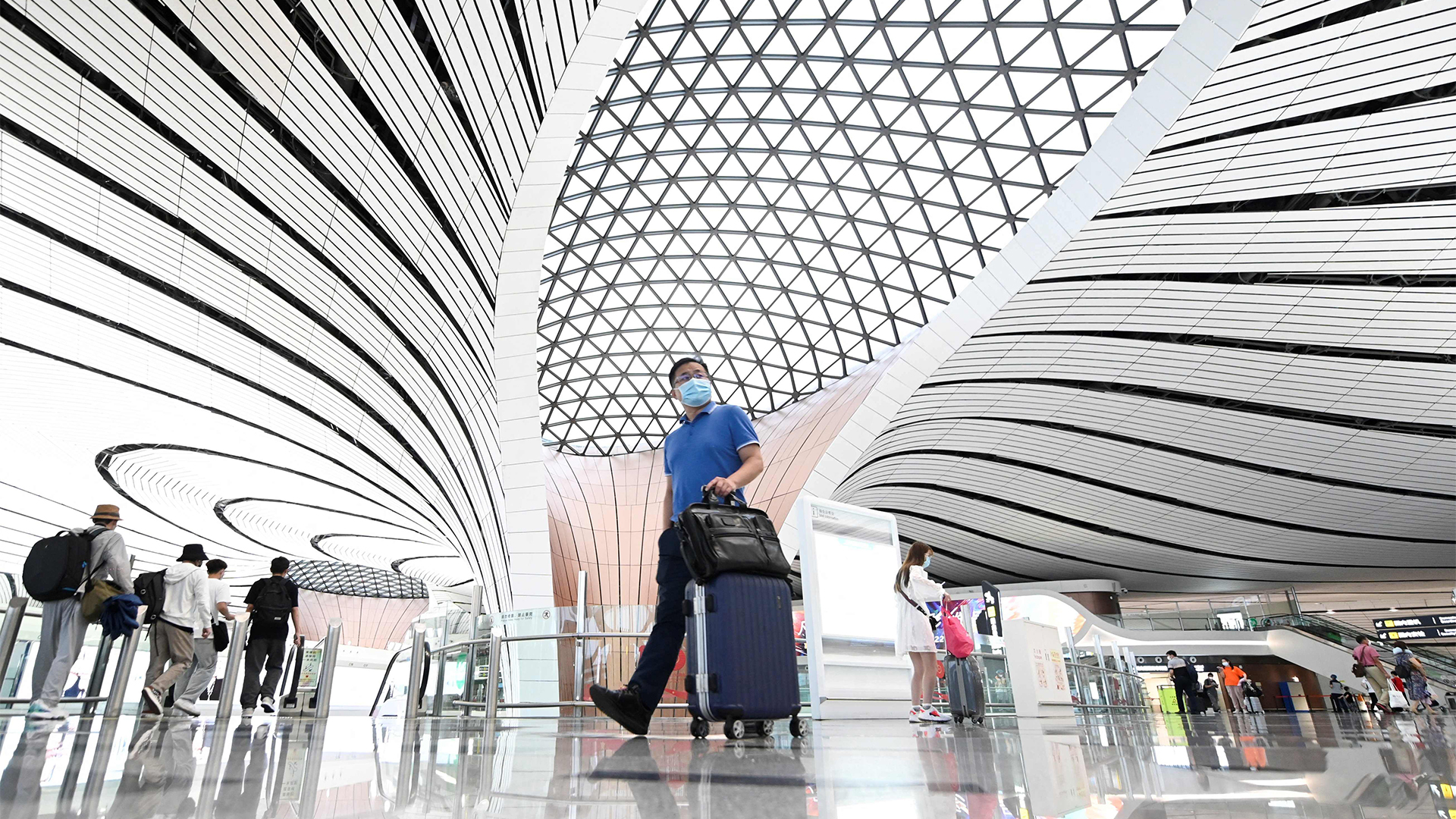 Ein Passagier am Flughafen in Peking | AFP