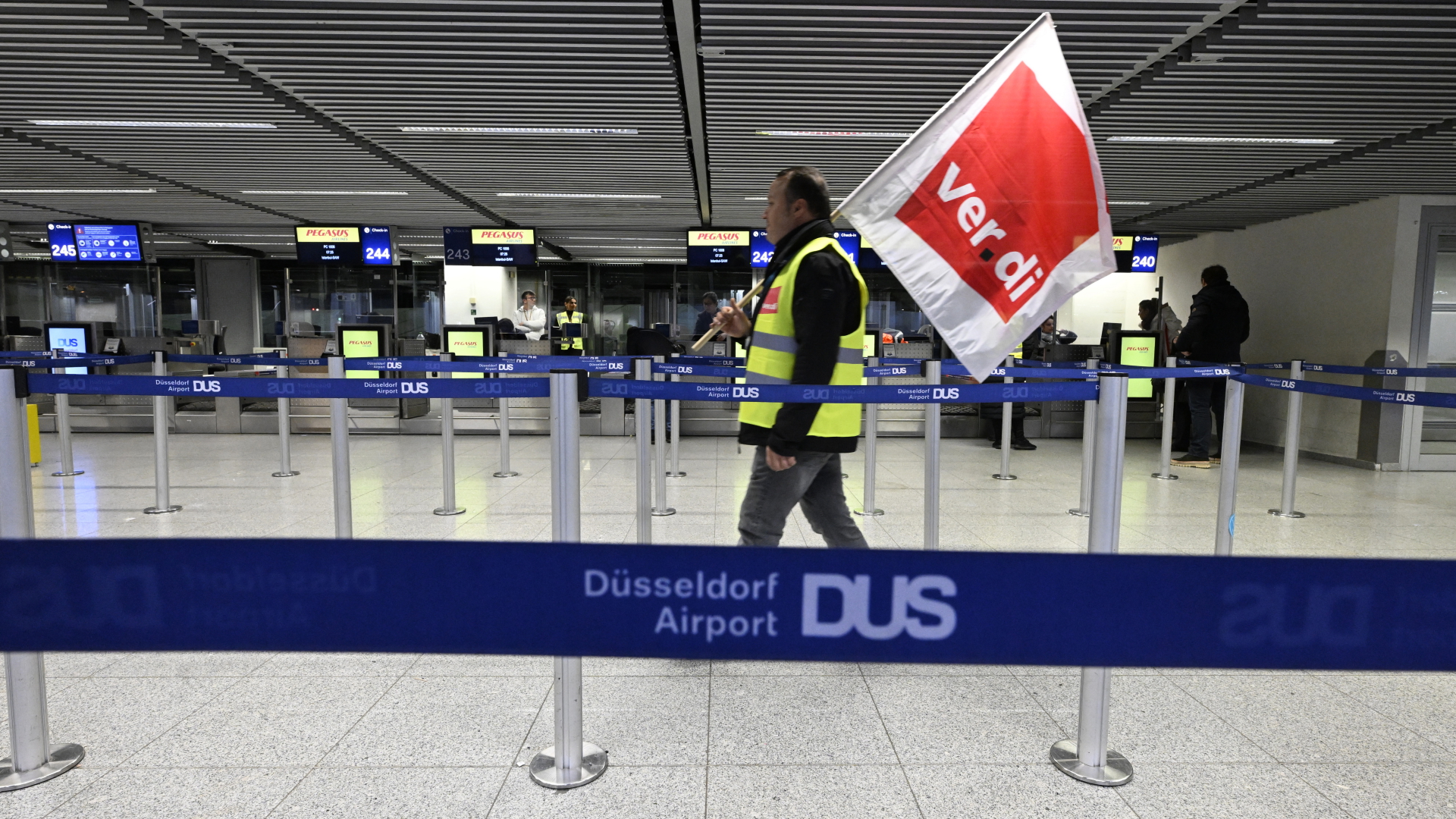 Streikendes Personal am Flughafen Düsseldorf. | dpa