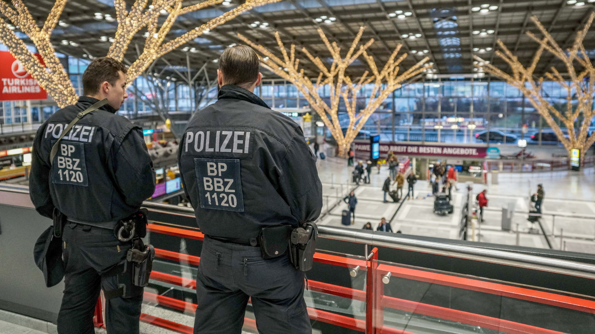Polizisten am Flughafen Stuttgart | Bildquelle: dpa