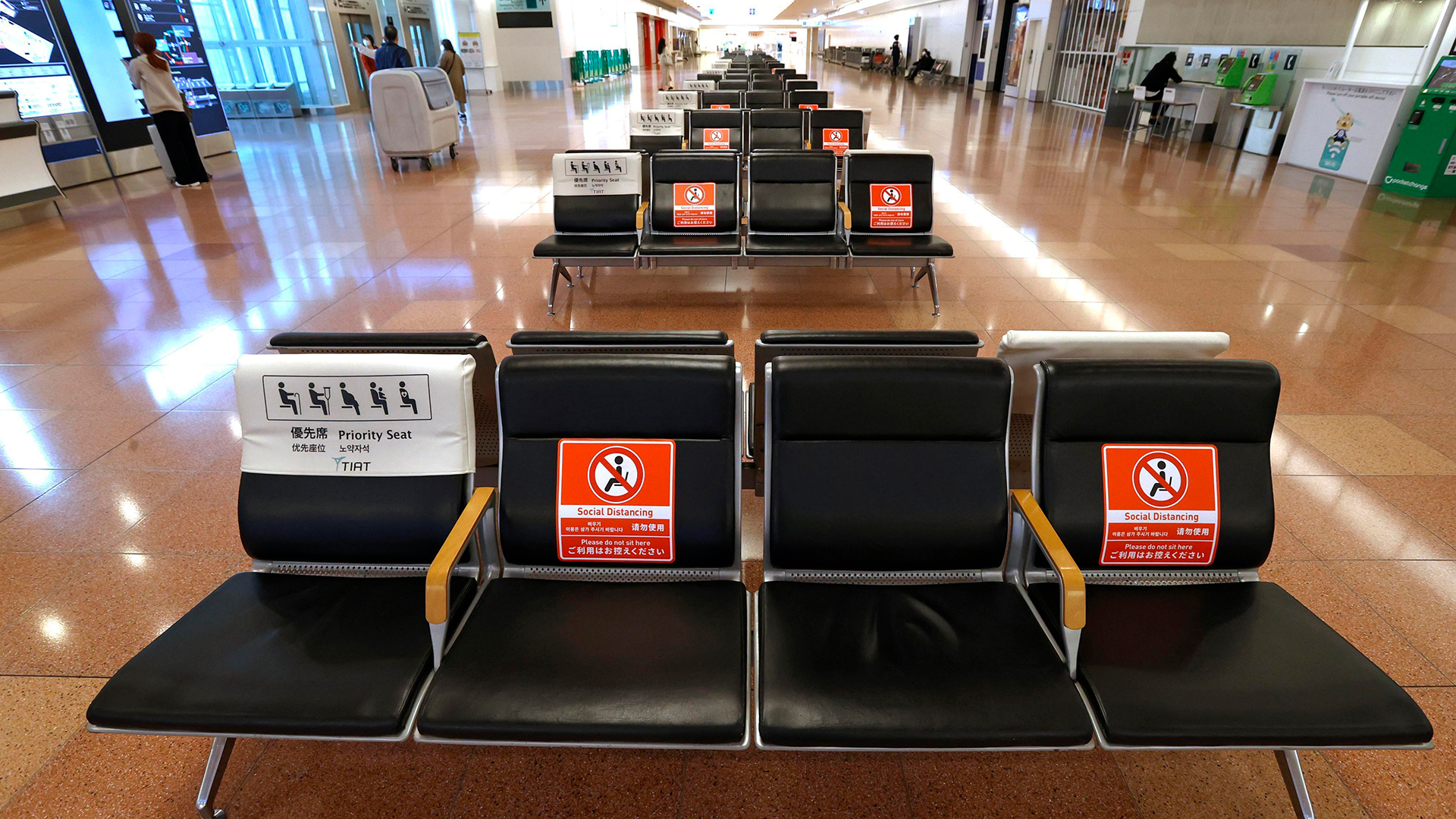 Menschenleer ist die Ankunftshalle des internationalen Terminals am Flughafen Haneda in Tokio, Japan. | dpa