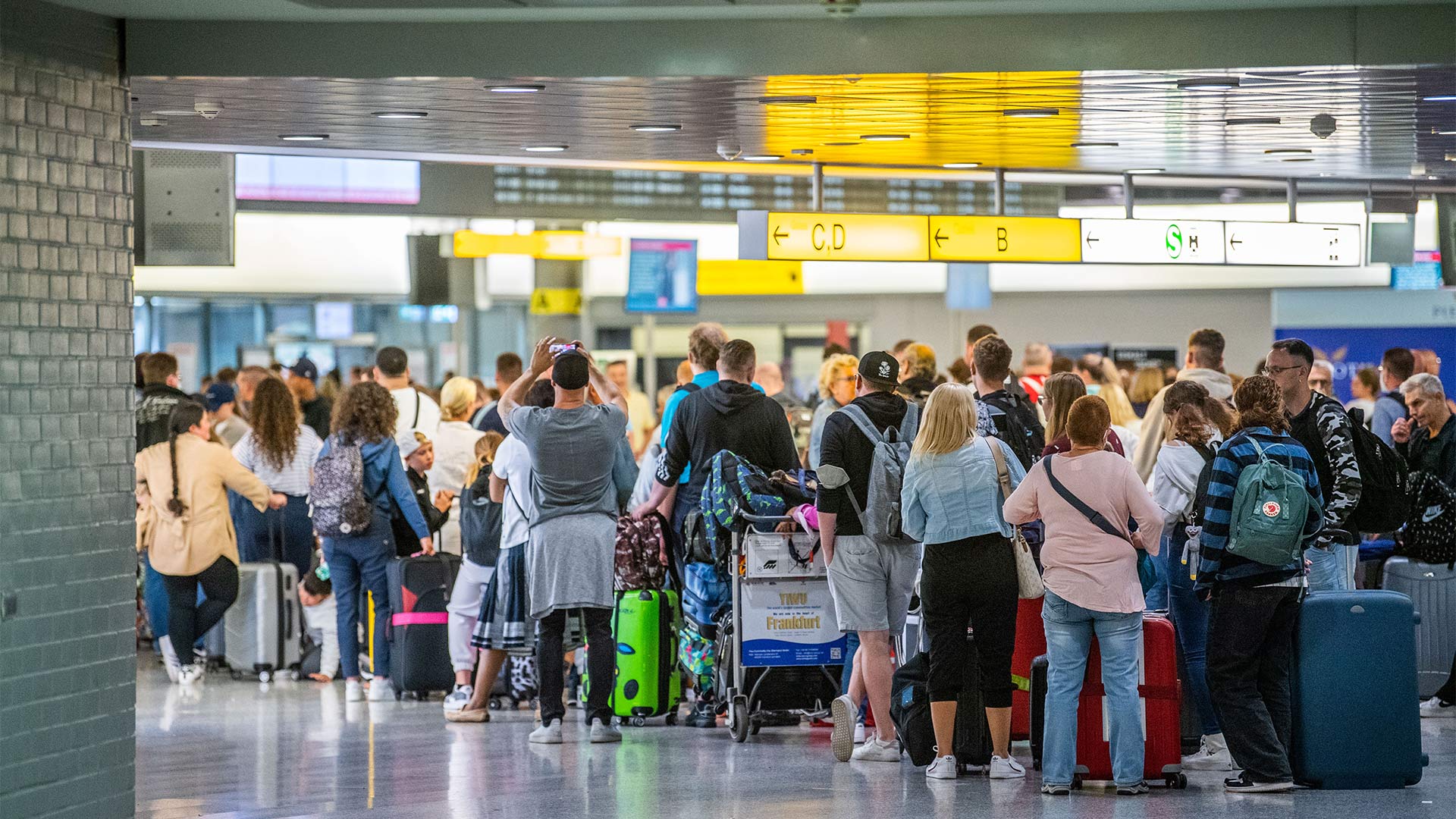 Wartende Reisende am Flughafen Hannover (2022) | null