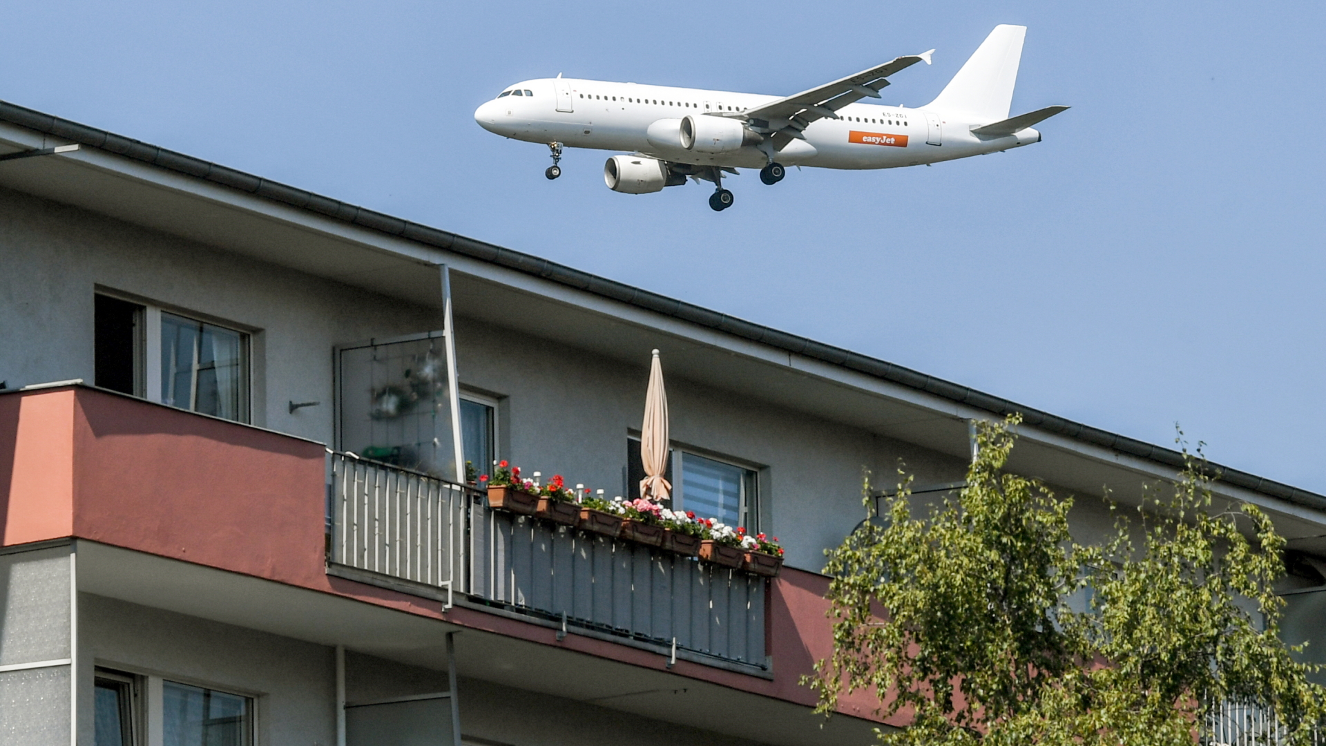 Ein Flugzeug überfliegt beim Landeanflug auf den Flughafen Berlin-Tegel Wohnhäuser.  | dpa